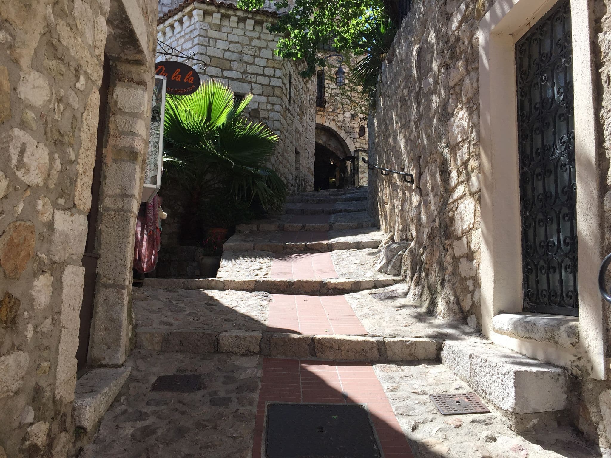 Street view near La suite du village d'Eze, Èze — © jesolem (CC BY-SA · Mapillary)