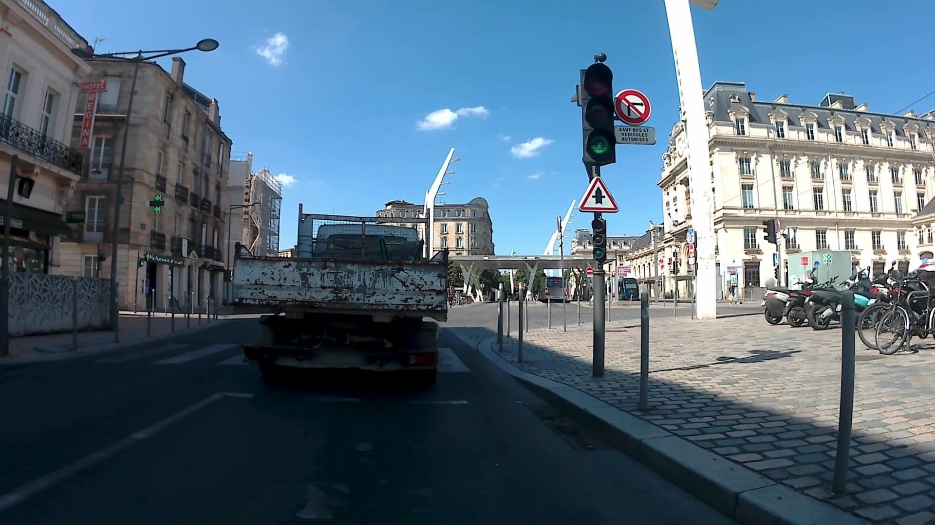 Street view near Logis Hôtel de France, Bègles — © trouyer (CC BY-SA · Mapillary)