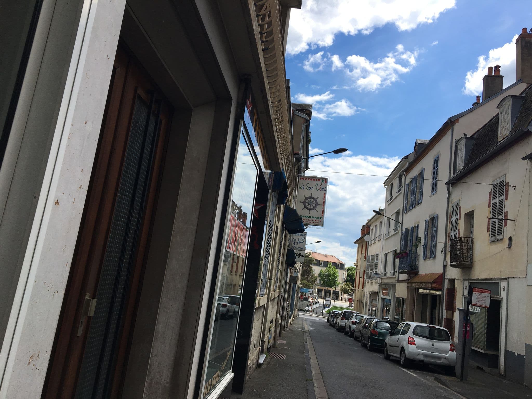 Street view near Hôtel de Naples: Location chambres demi-pension soirée étape séjour de charme groupe parking privé accueil motard cycliste proche gare centre-ville VICHY ALLIER 03, Vichy — © zimmy (CC BY-SA · Mapillary)