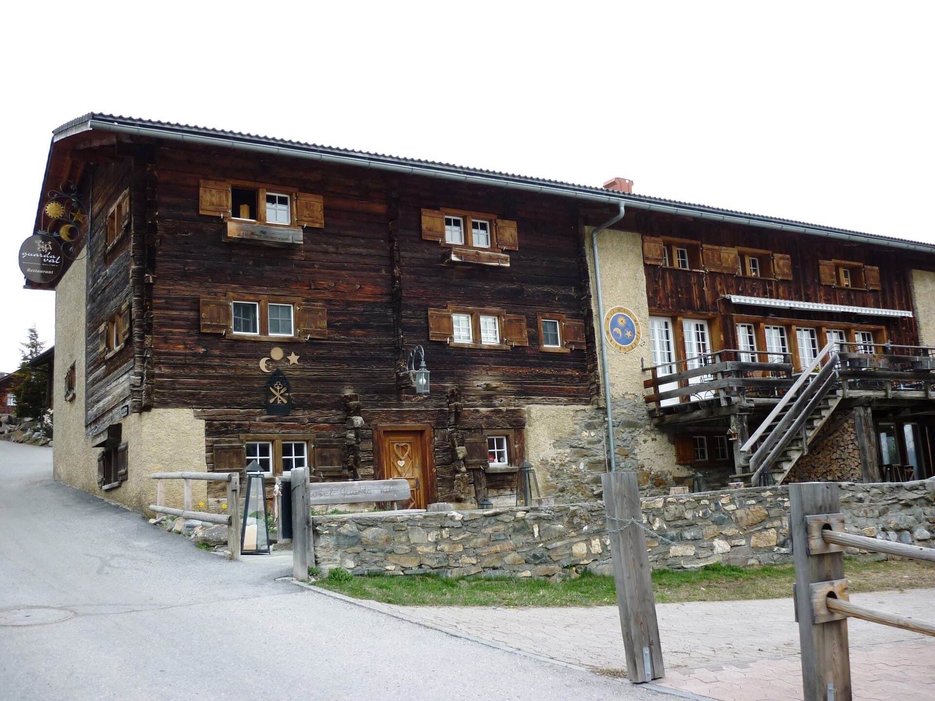 Maiensässhotel Guarda Val (via Wikimedia Commons, CC BY-SA 3.0)