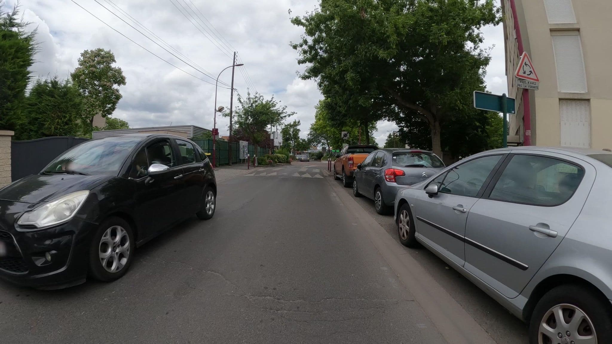 Street view near Hotel Des Belles Vues, Bezons — © Nzau (CC BY-SA · Mapillary)
