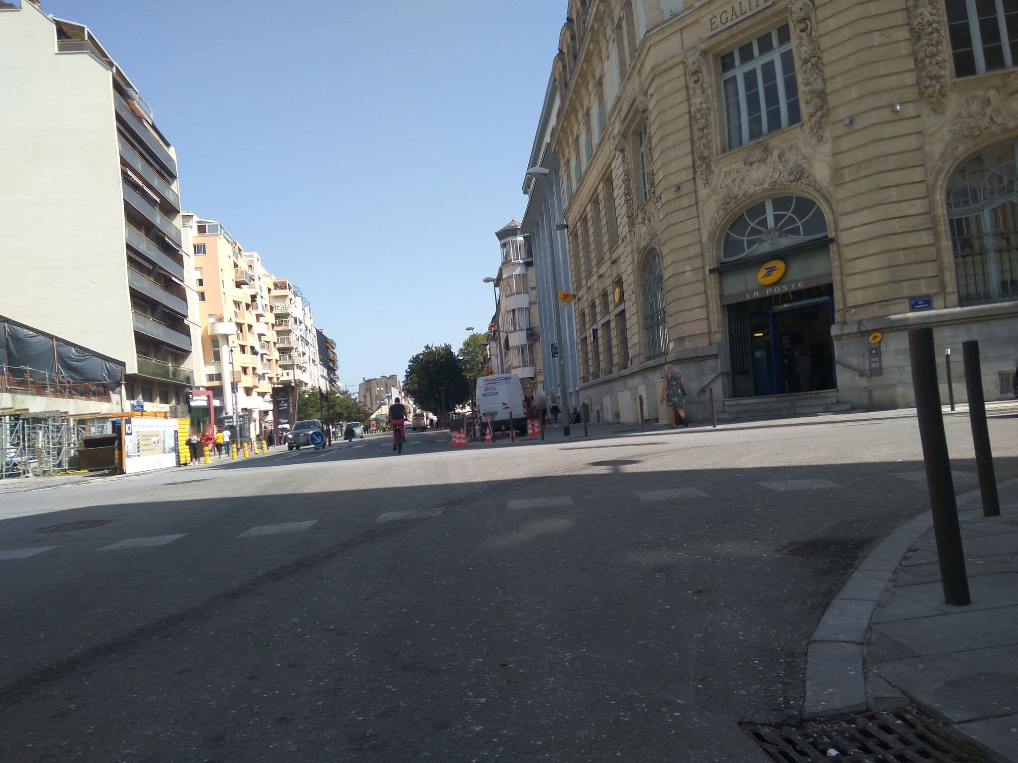 Street view near Zenitude Hôtel-Résidences Pau Porte des Pyrénées (Quality Aparthotel), Gelos — © c64 (CC BY-SA · Mapillary)
