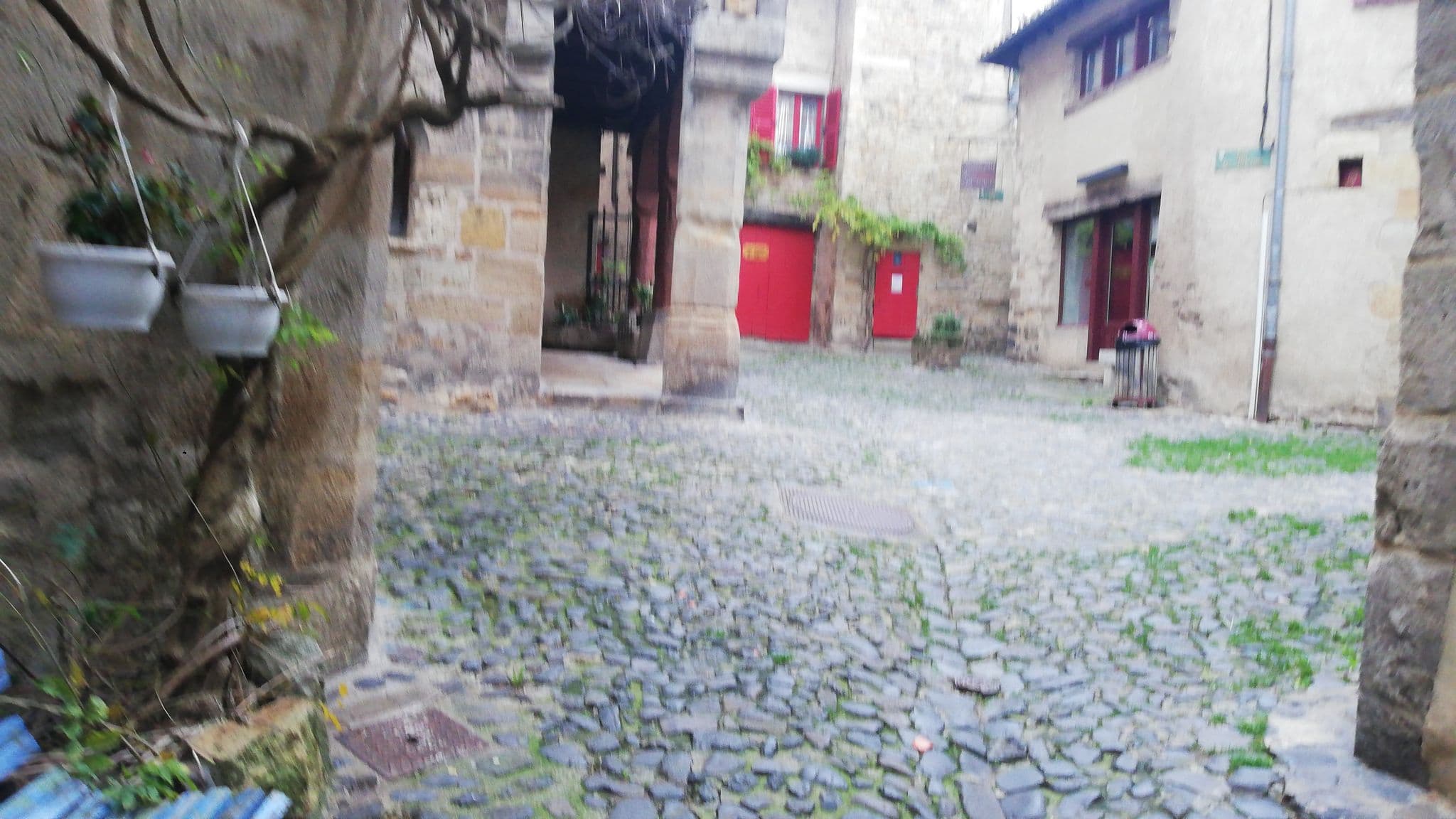 Street view near Le logis d'Hestia - Chambres d'hôtes dans le quartier médiéval de Billom (Toscane Auvergnate), Livradois-Forez, en Auvergne, Billom — © jeanfrancis (CC BY-SA · Mapillary)