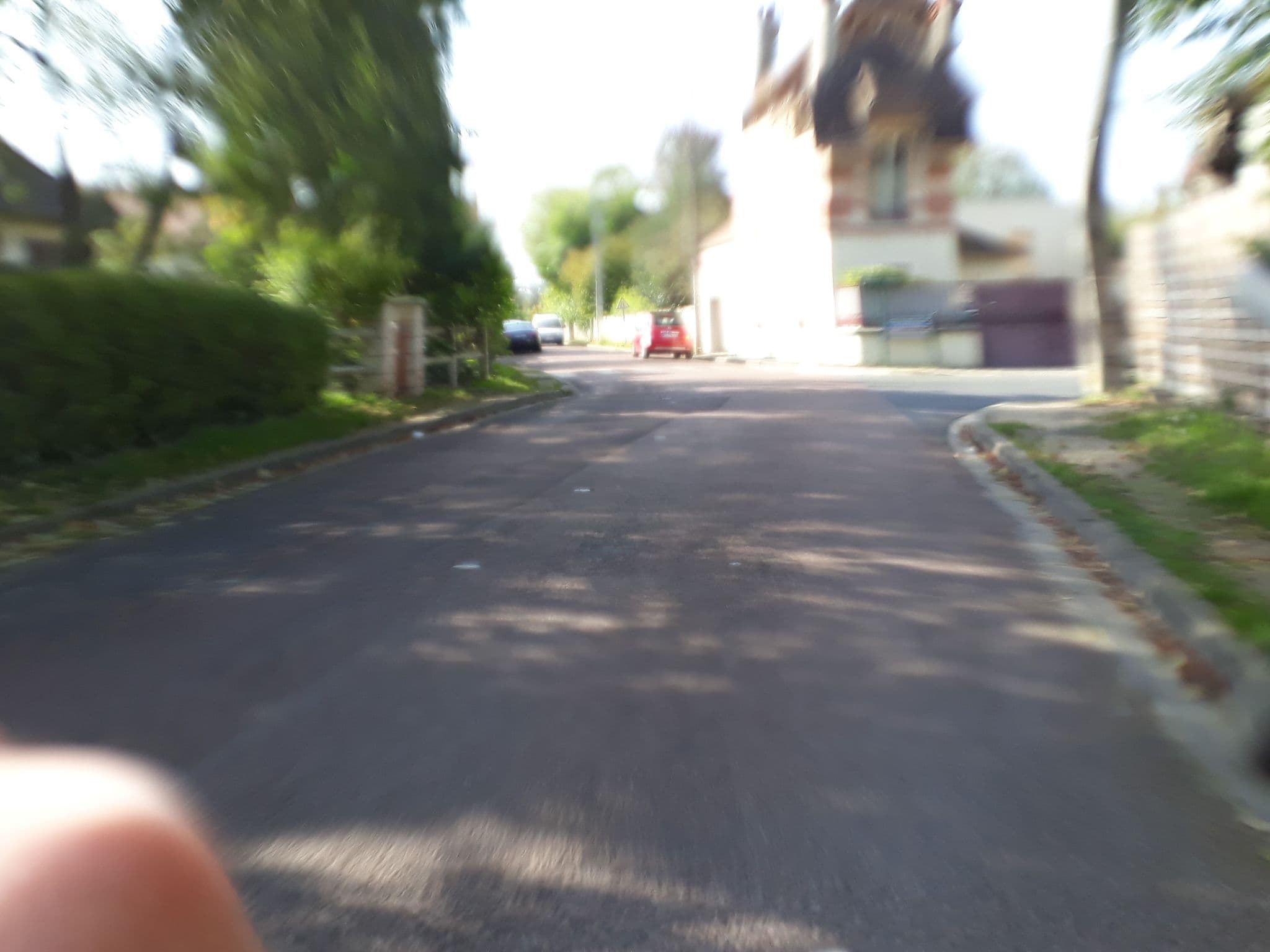 Street view near Le Clos Fleuri, Bois-le-Roi — © zonder (CC BY-SA · Mapillary)