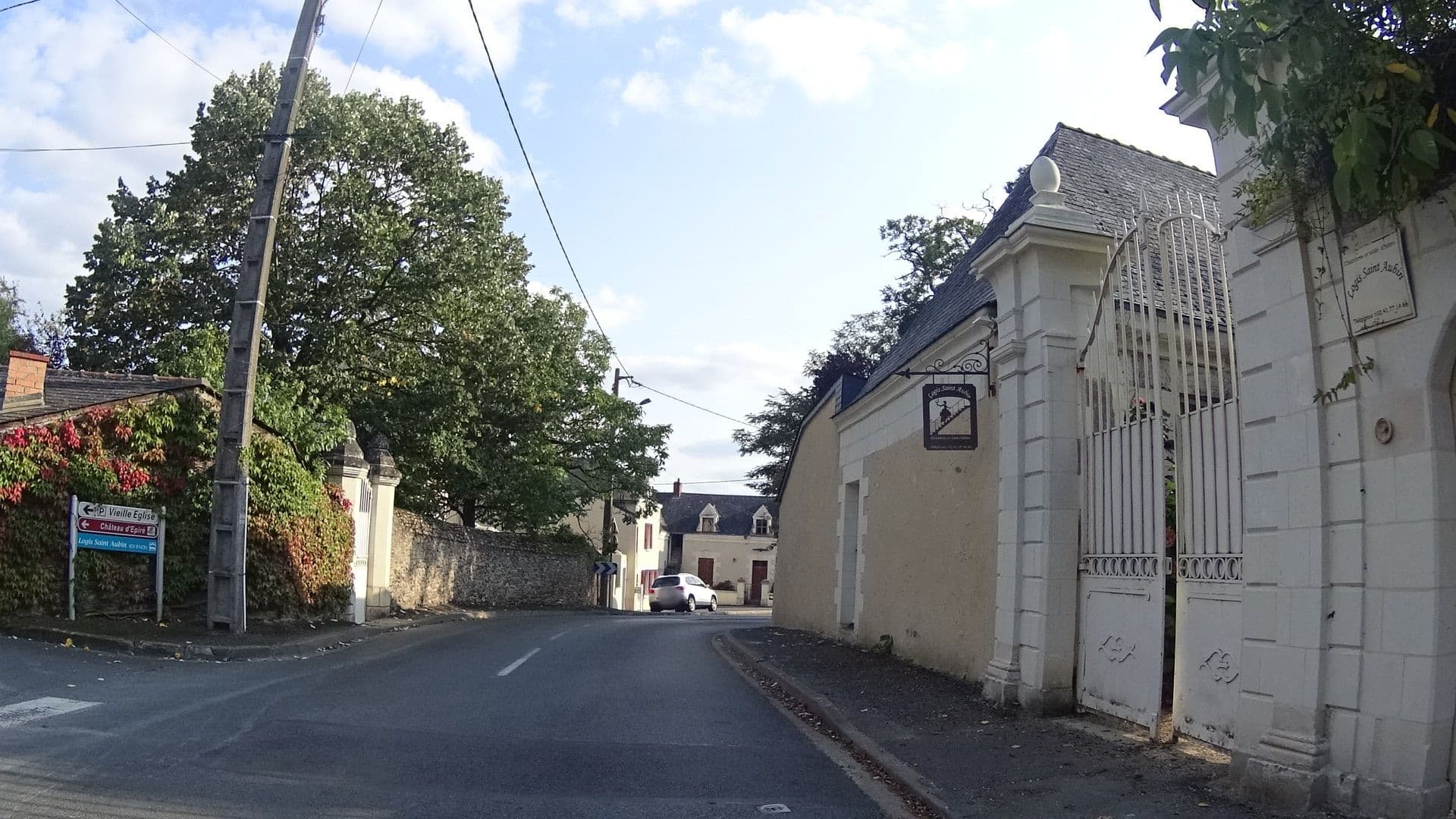 Street view near Logis Saint Aubin, chambres d’hôtes dans un parc, entre vignoble et Loire, Savennières — © philamos (CC BY-SA · Mapillary)