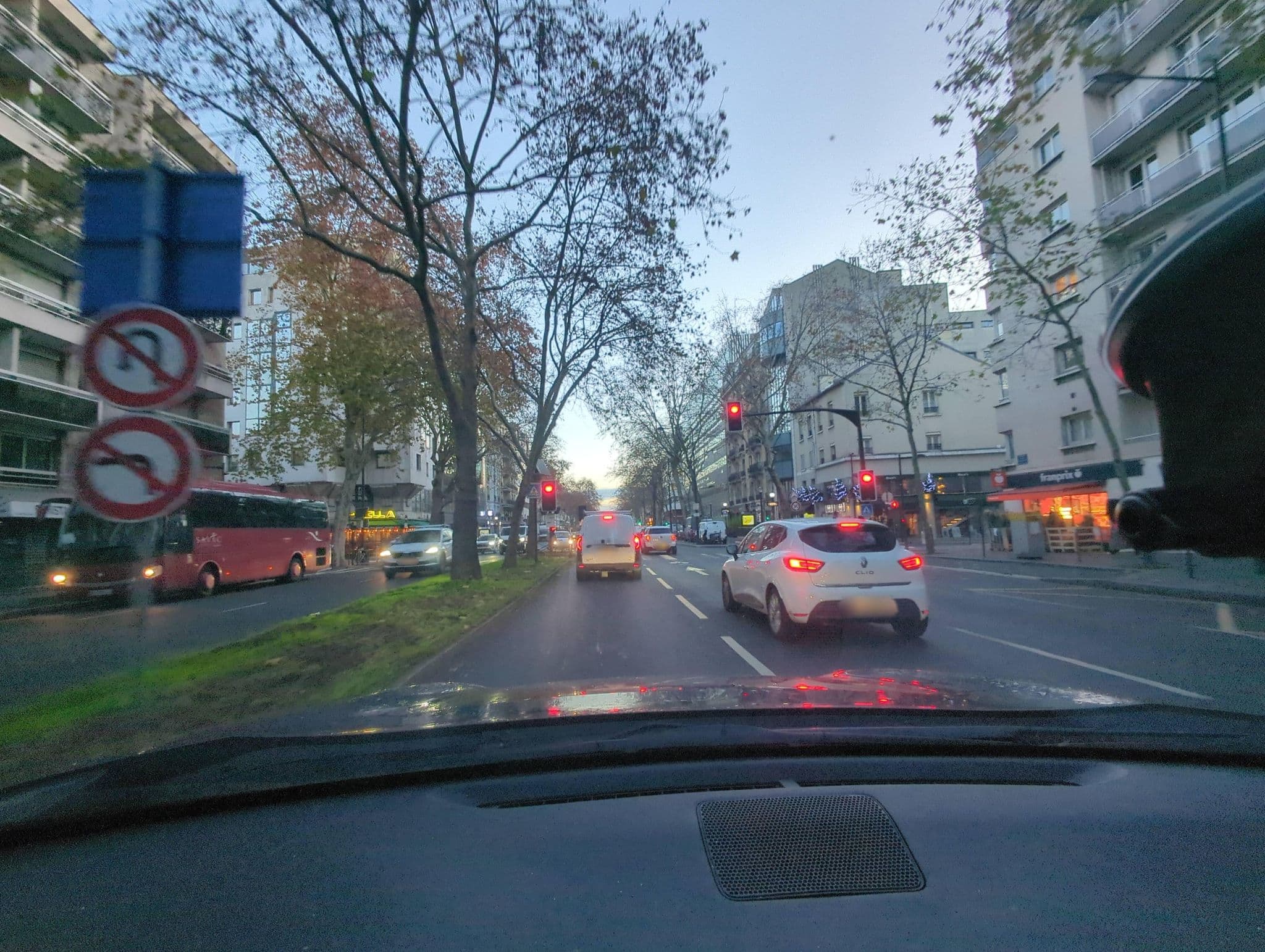Street view near Best Western Select Hotel, Boulogne-Billancourt — © Cryptophil (CC BY-SA · Mapillary)