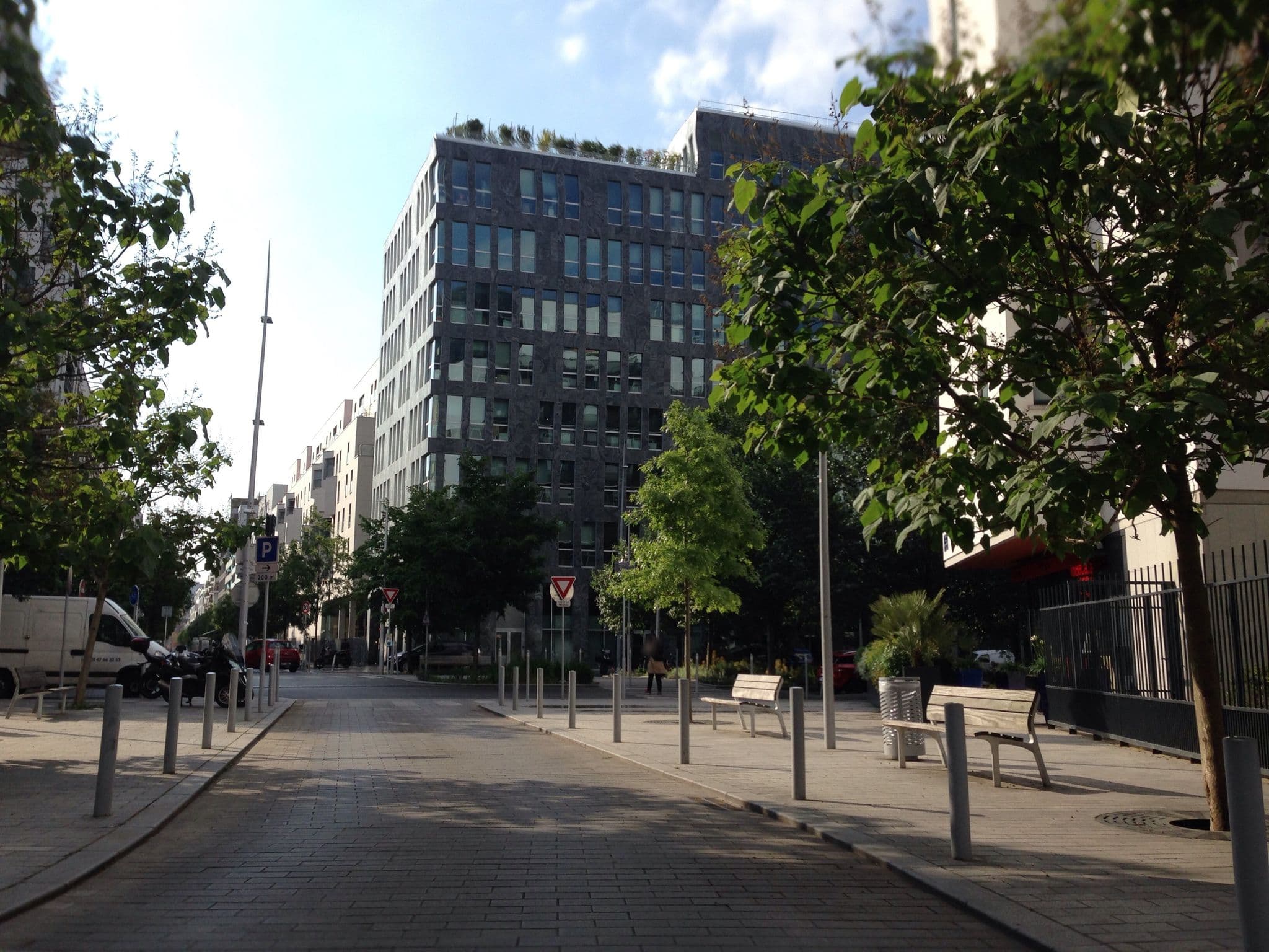 Street view near Lagrange apart'HOTEL - Paris Boulogne - Les Rives de Seine, Boulogne-Billancourt — © gco (CC BY-SA · Mapillary)