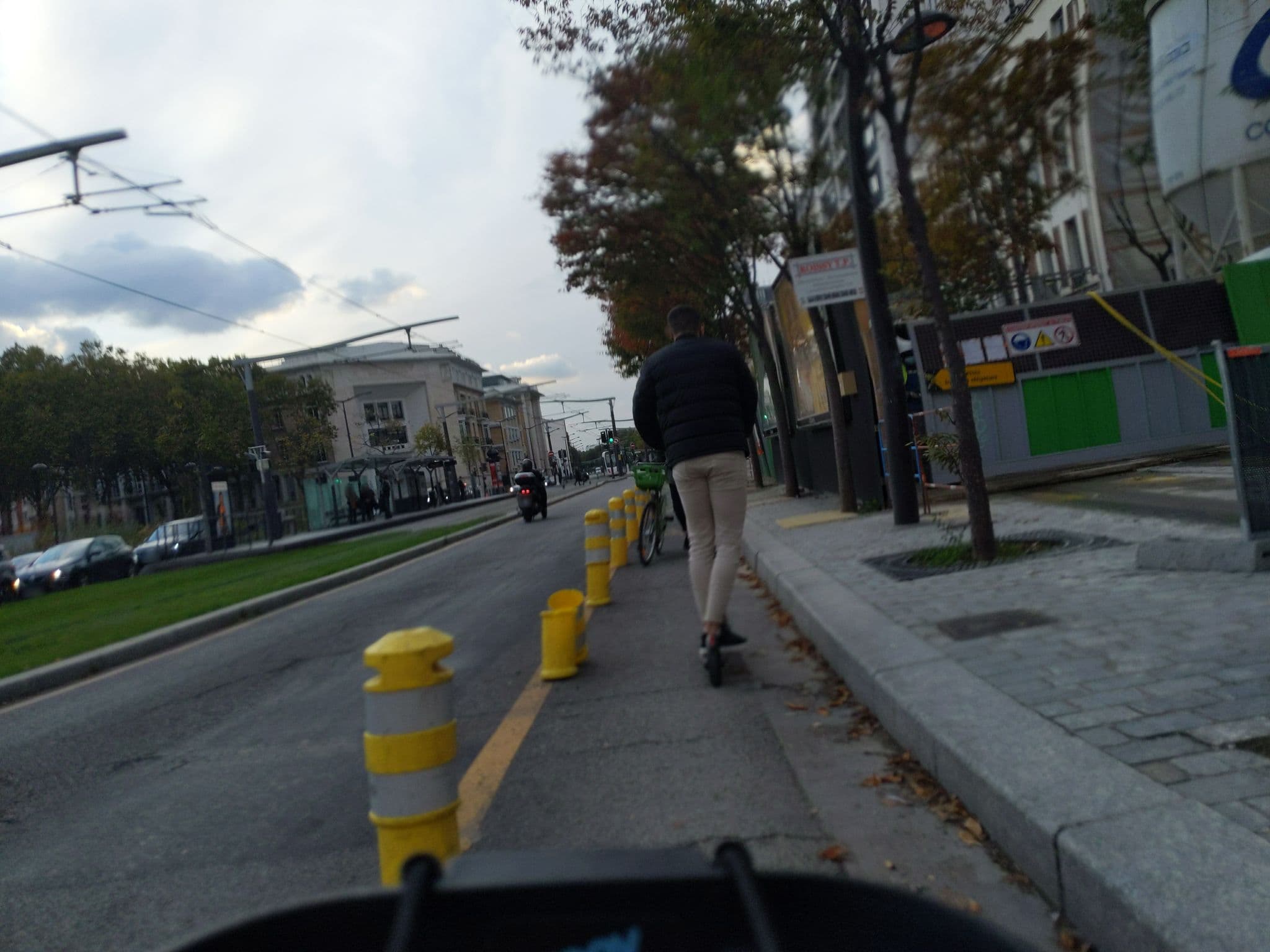 Street view near LE BELLUNE Bar Hotel & Spa Paris, Vanves — © pvarry (CC BY-SA · Mapillary)