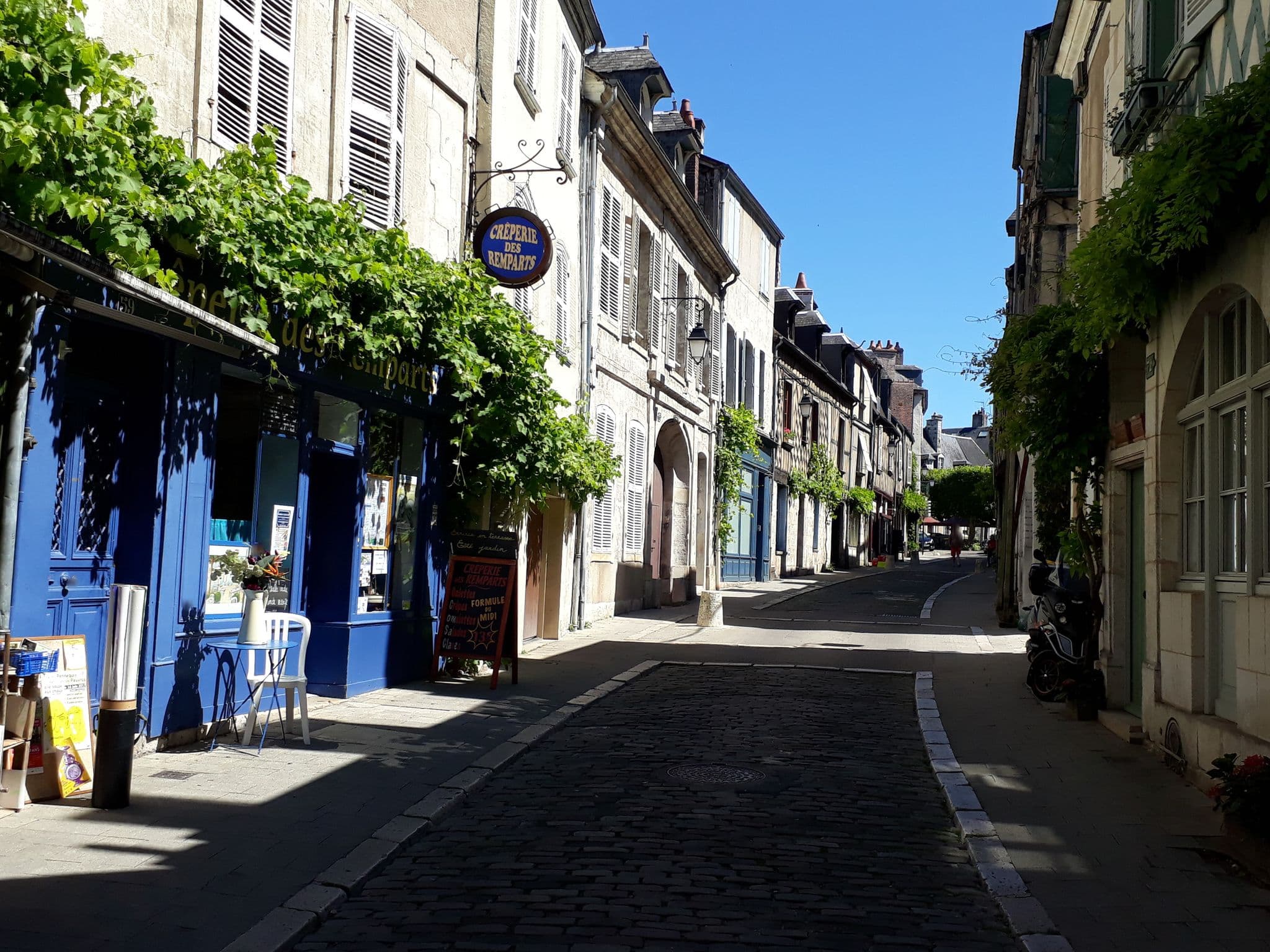 Street view near Les Bonnets Rouges | Chambre d'hôtes à Bourges, Bourges — © df45 (CC BY-SA · Mapillary)