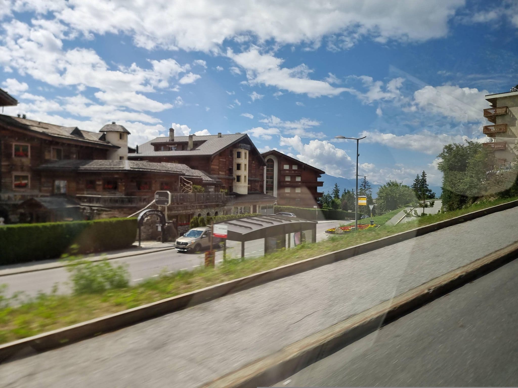 Street view near Hostellerie du pas de l'Ours, Crans-Montana — © mapfool (CC BY-SA · Mapillary)