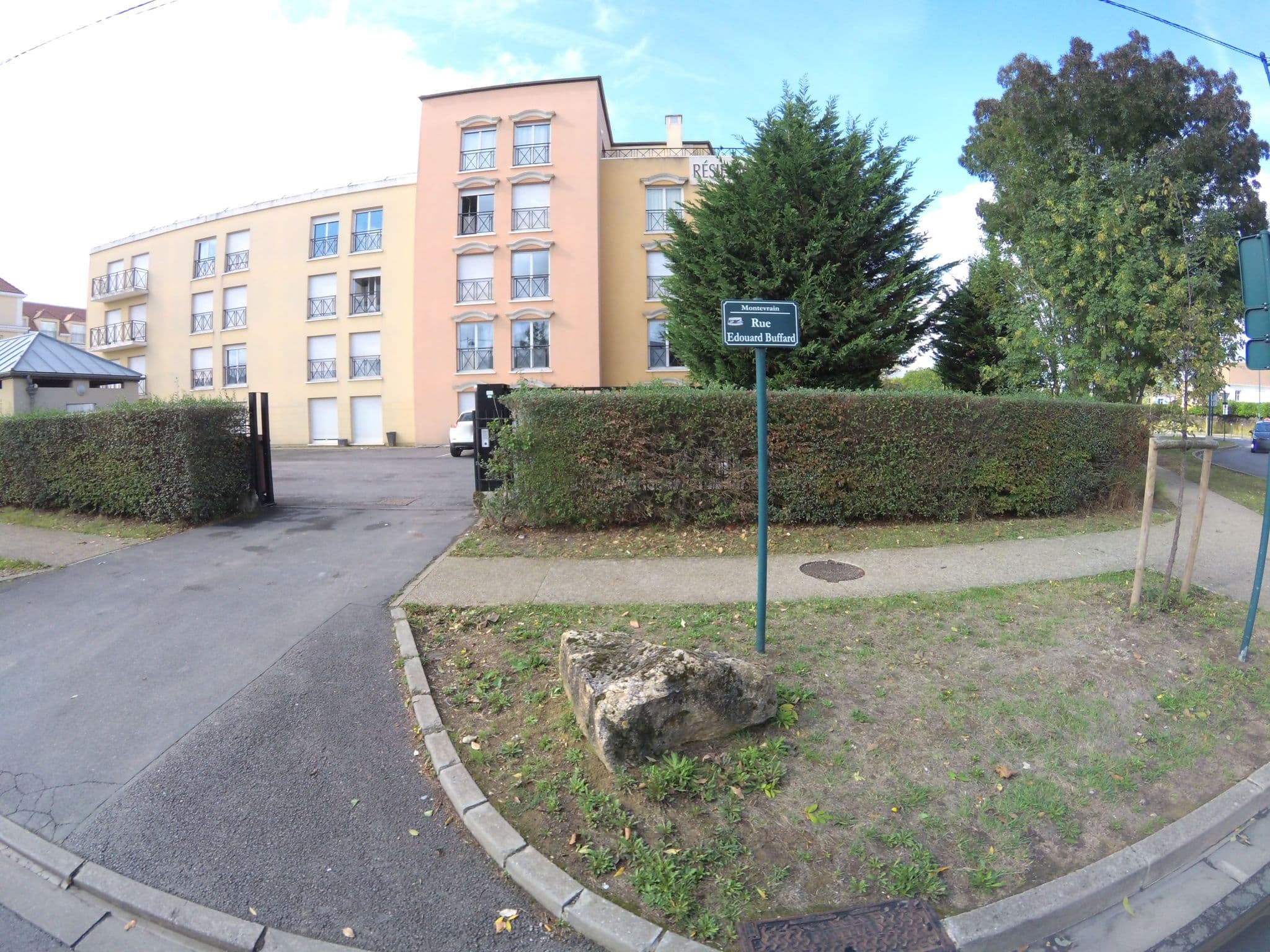 Street view near Résidence du Parc Apparthotel, Montévrain — © stephanep (CC BY-SA · Mapillary)