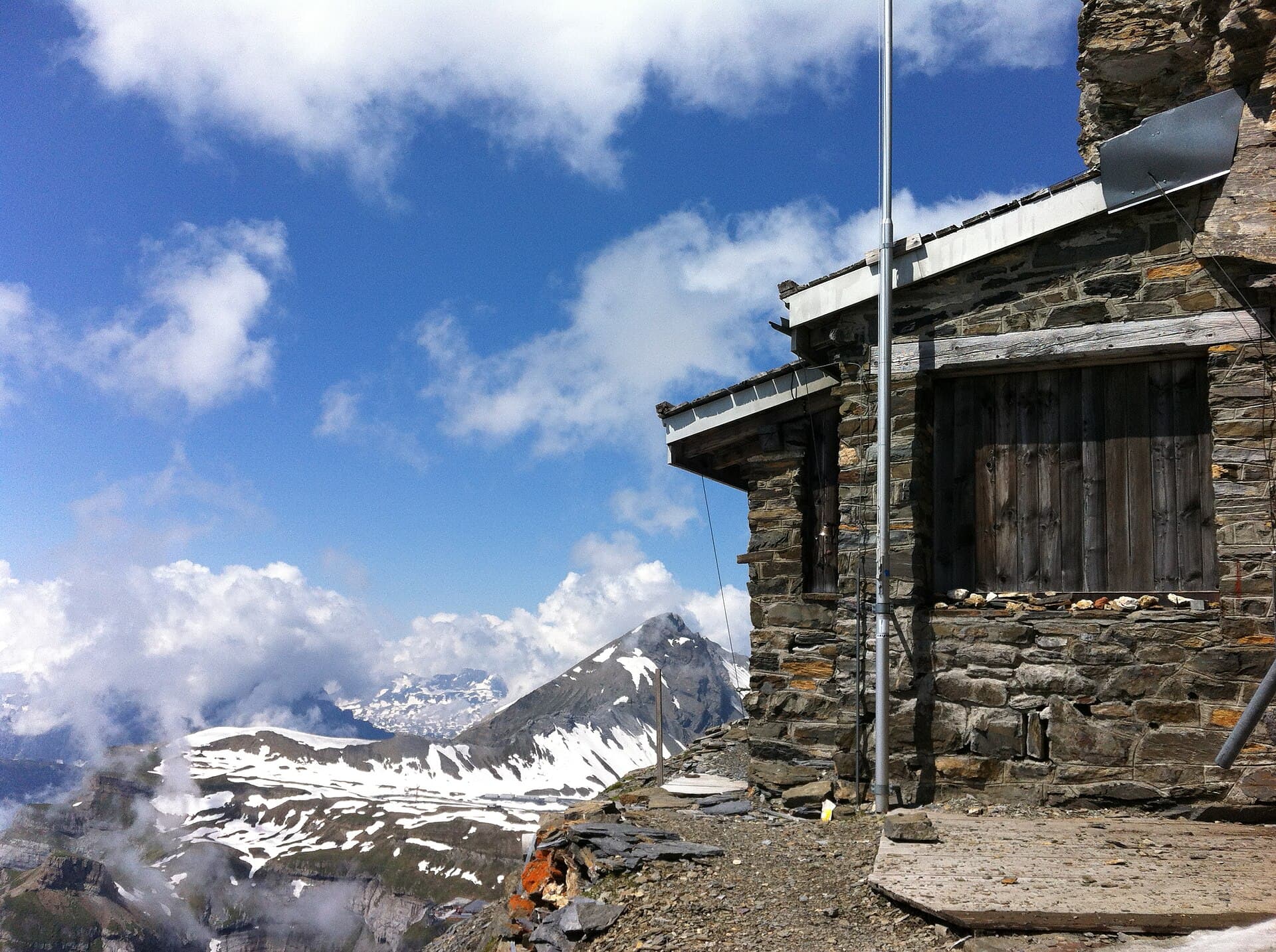 Kistenpasshütte (via Wikimedia Commons, CC BY 2.0)