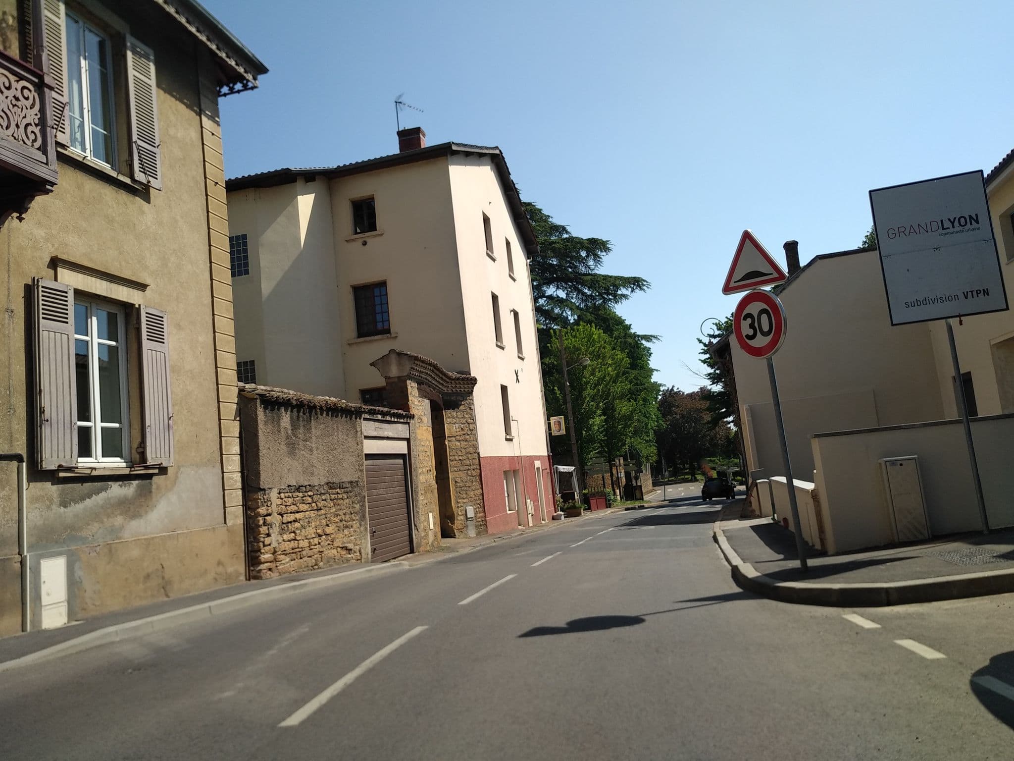 Street view near Effet Lodge, Caluire-et-Cuire — © nomadmapper (CC BY-SA · Mapillary)