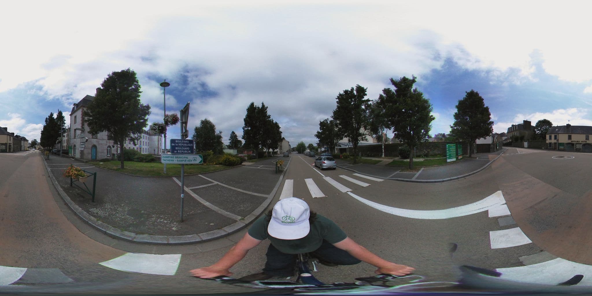 Street view near Brit Hotel Confort Carhaix, Carhaix-Plouguer — © geovelo (CC BY-SA · Mapillary)