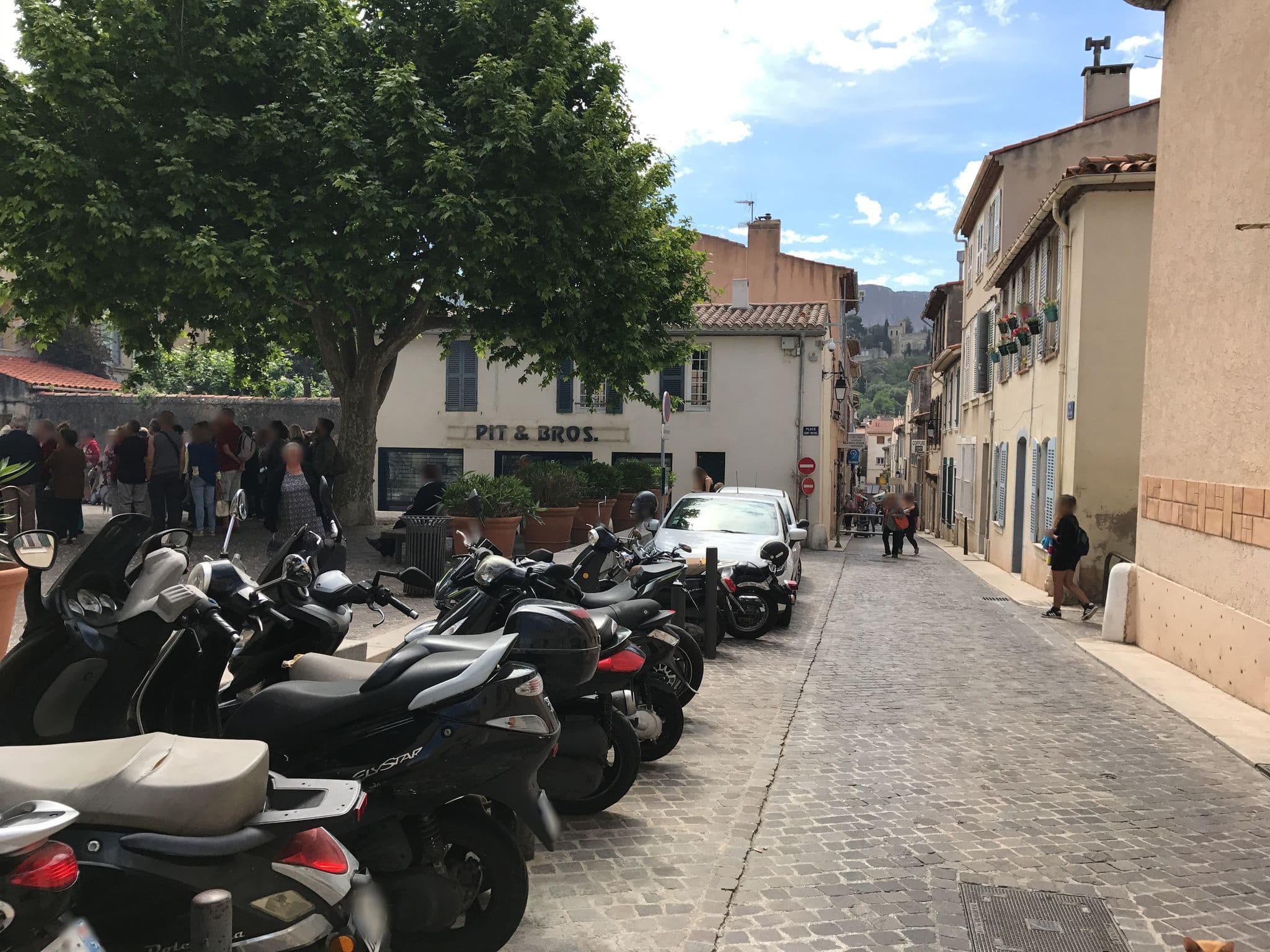 Street view near Mini Hostel Au Petit chez Soi, Cassis — © thepriben (CC BY-SA · Mapillary)
