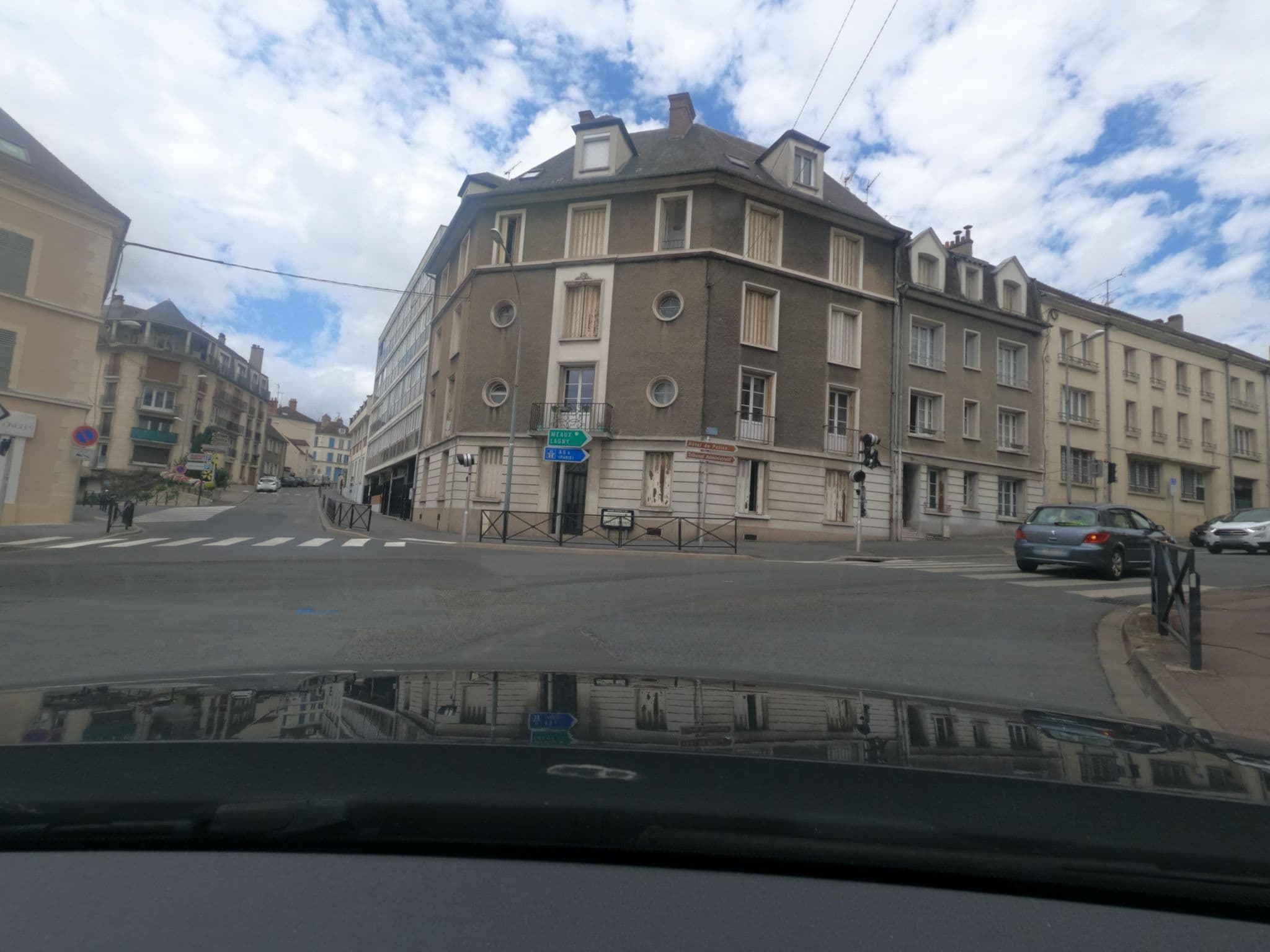 Street view near hotel, Melun — © uwekoch (CC BY-SA · Mapillary)