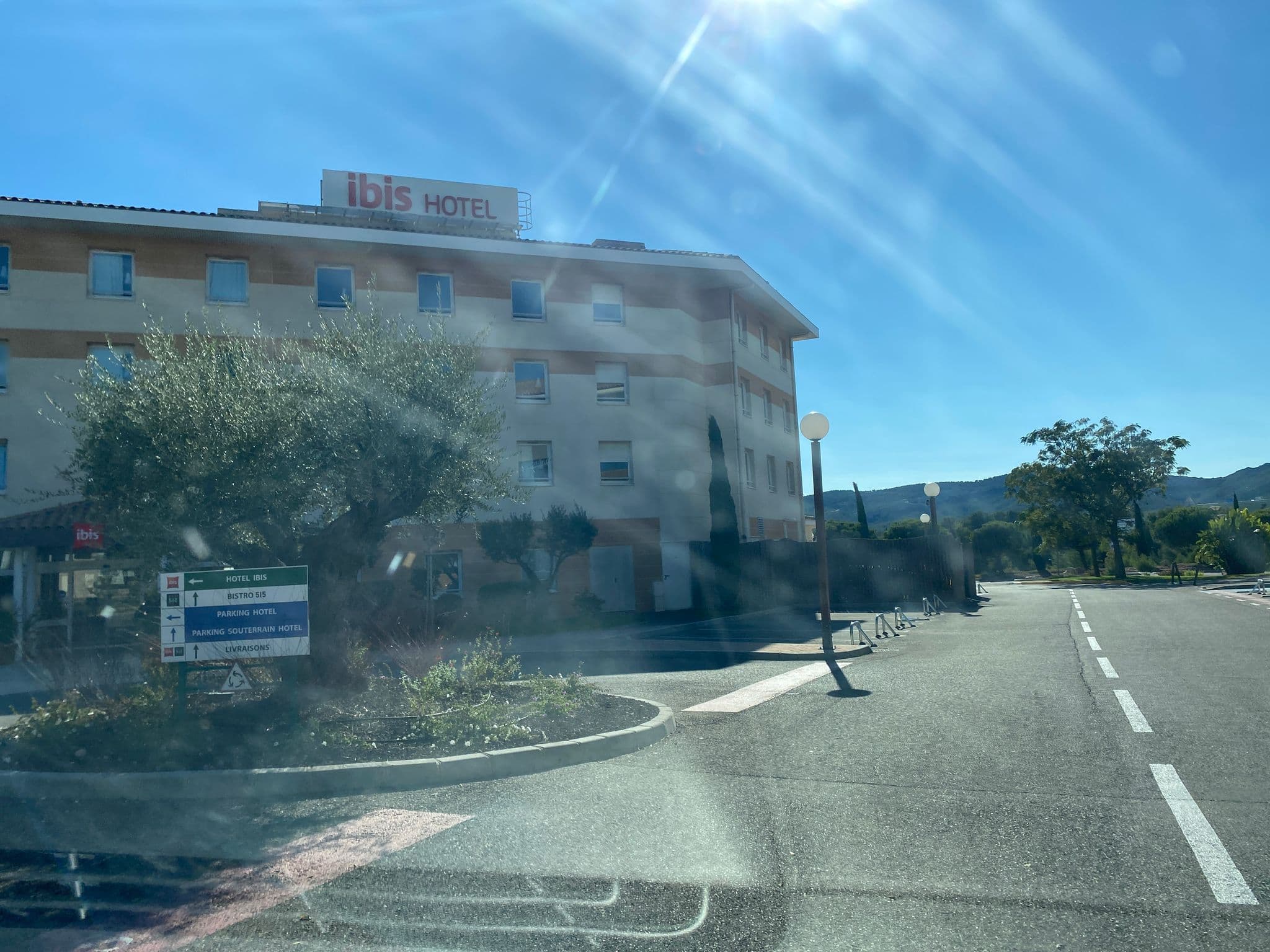 Street view near Hotel ibis La Ciotat, Ceyreste — © louisettegrn (CC BY-SA · Mapillary)