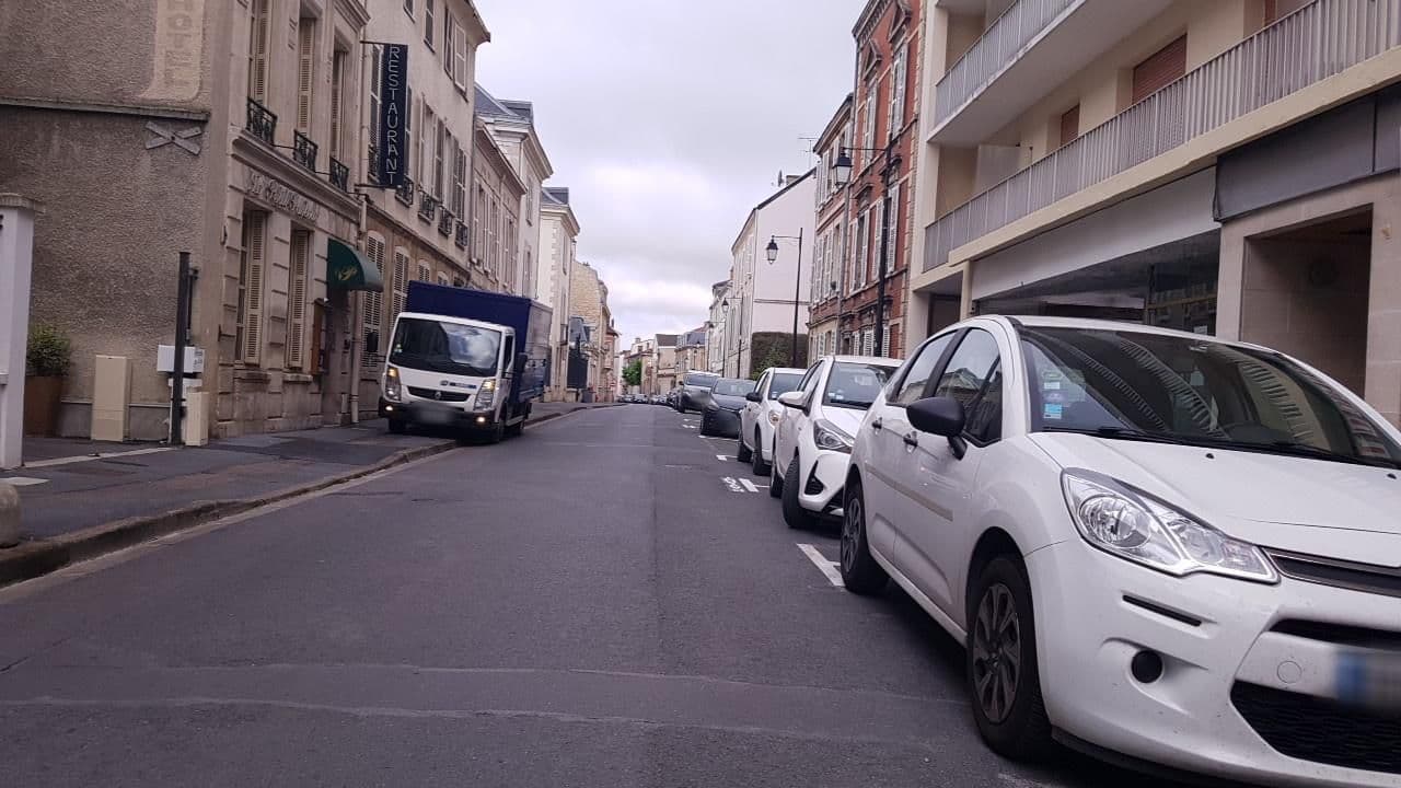 Street view near Hotel Maison Lia, Châlons-en-Champagne — © changchun1 (CC BY-SA · Mapillary)