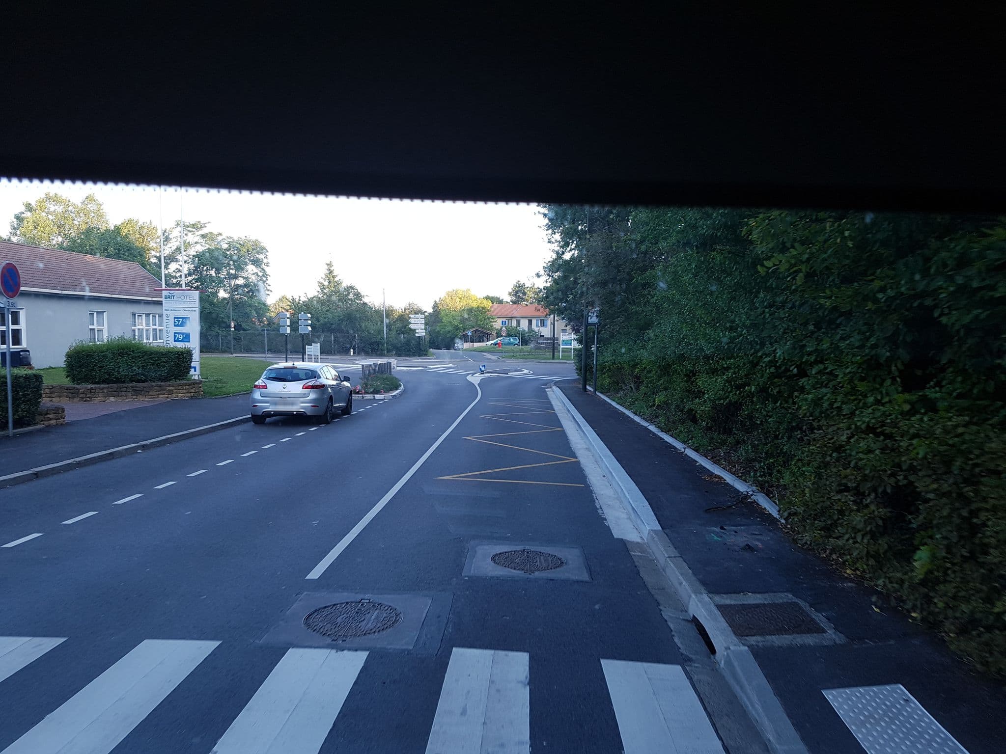 Street view near Brit Hotel Confort Lyon Nord Dardilly, Dardilly — © bernardvoyageur (CC BY-SA · Mapillary)