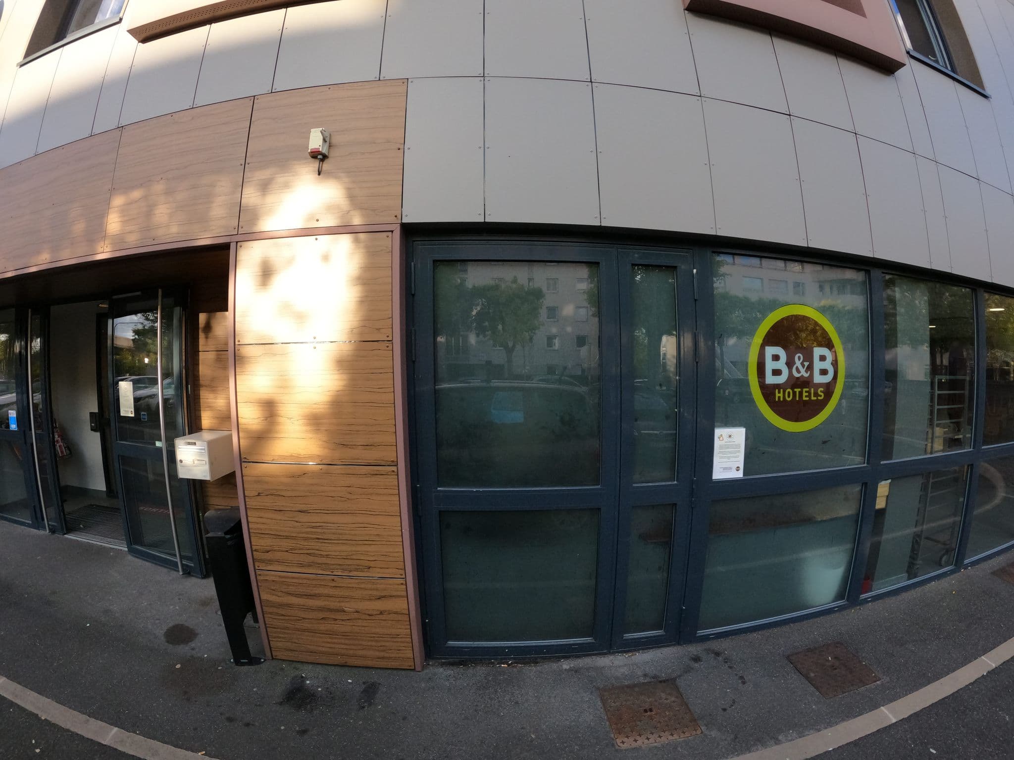 Street view near B&B HOTEL Marne-la-Vallée Torcy Gare, Marne La Vallée — © stephanep (CC BY-SA · Mapillary)