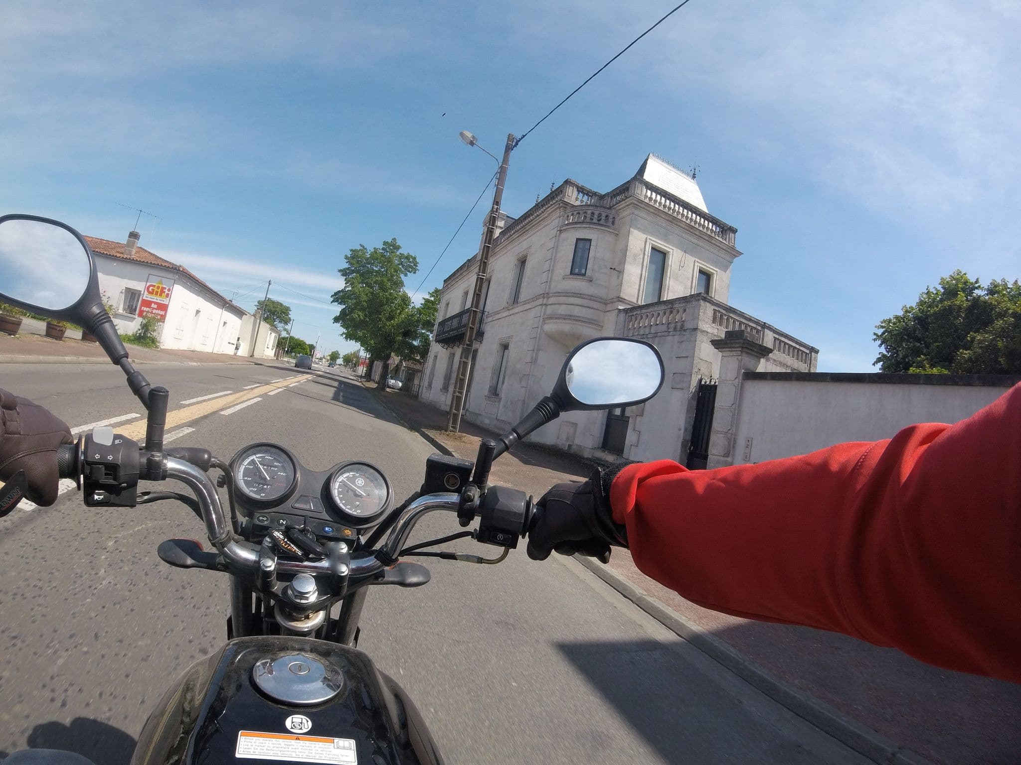 Street view near Logis Hôtel le Passiflore Cognac, Châteaubernard — © albanb (CC BY-SA · Mapillary)