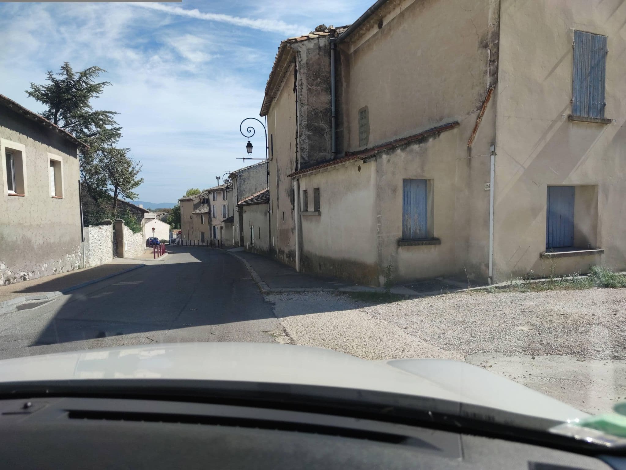 Street view near L’Oréliane en Provence – Chambres d’hôtes au calme entre Avignon et L’Isle-sur-la-Sorgue, Châteauneuf-de-Gadagne — © zimmy (CC BY-SA · Mapillary)