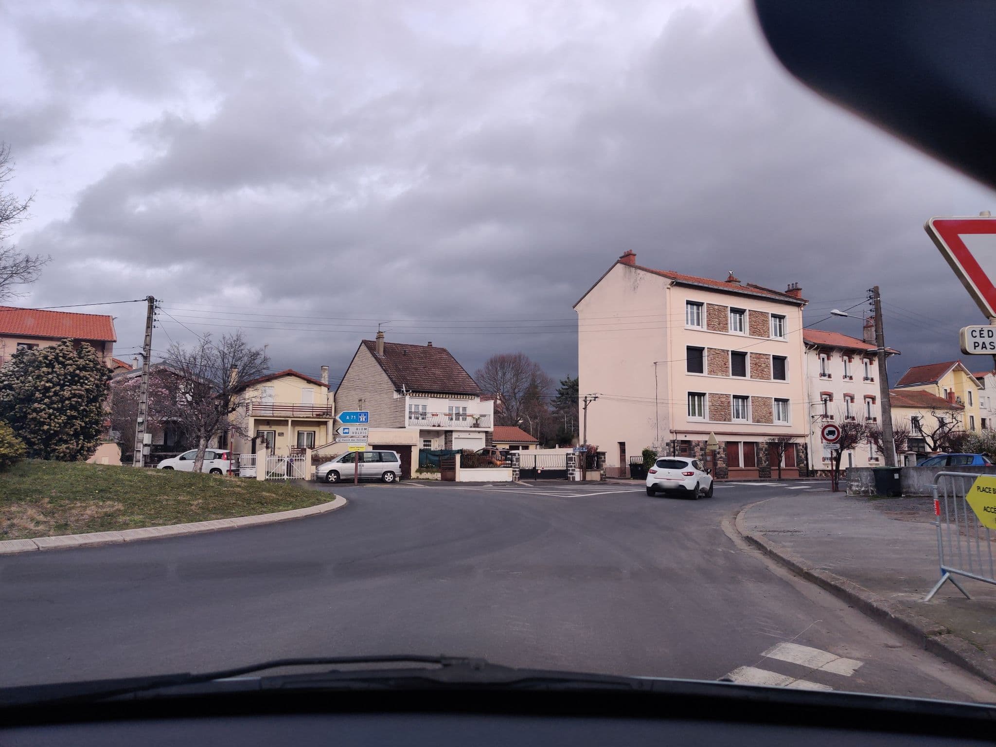 Street view near Résidence Plaisance, Châtel-Guyon — © dereins (CC BY-SA · Mapillary)