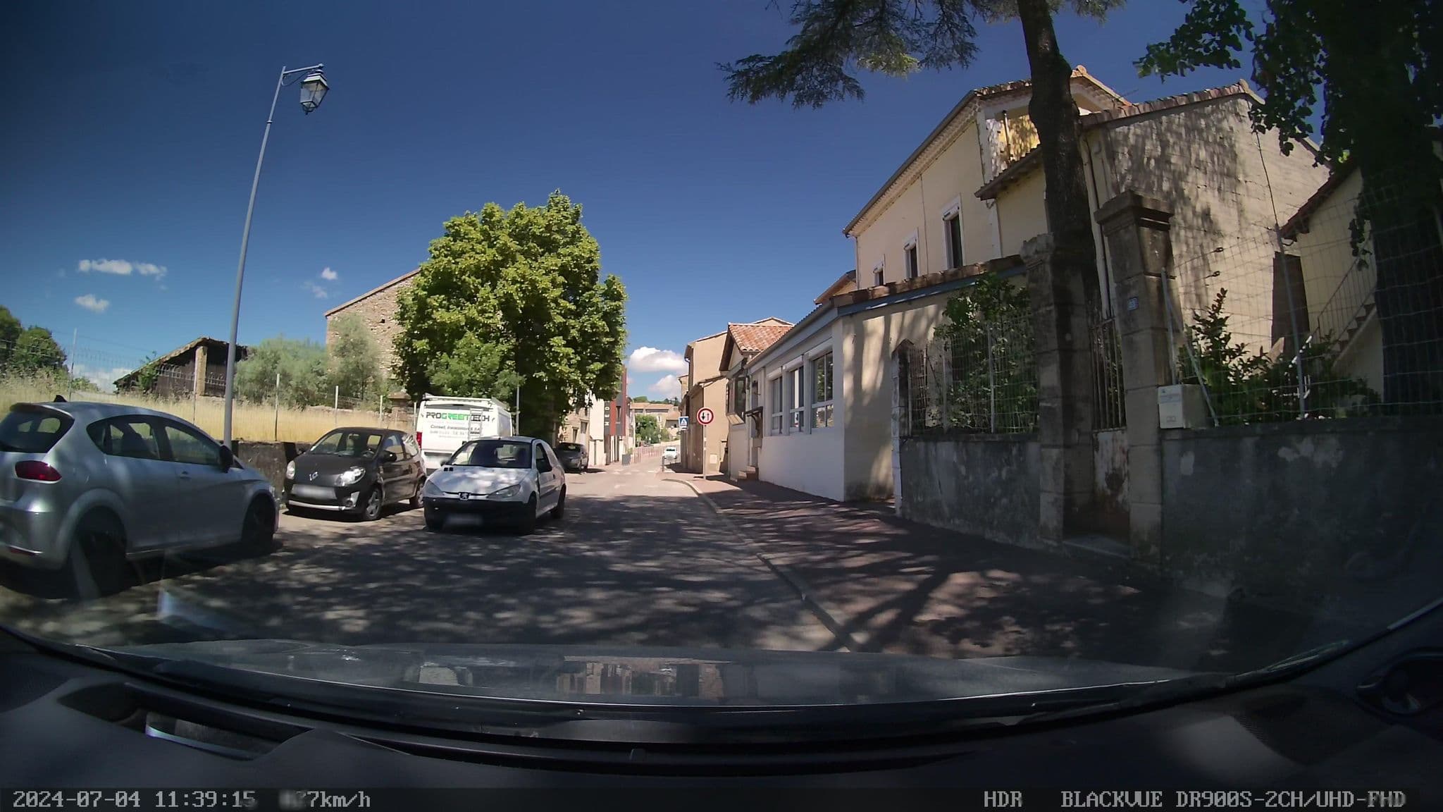 Street view near La Ruche - L'auberge qui Relie par Les Alvéoles, Aouste-sur-Sye — © madel (CC BY-SA · Mapillary)