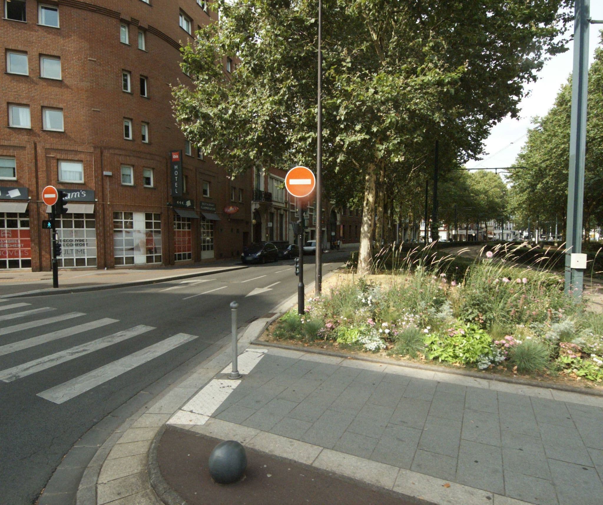 Street view near B&B HOTEL Lille Roubaix Centre Grand-Place, Roubaix — © melimmergis (CC BY-SA · Mapillary)