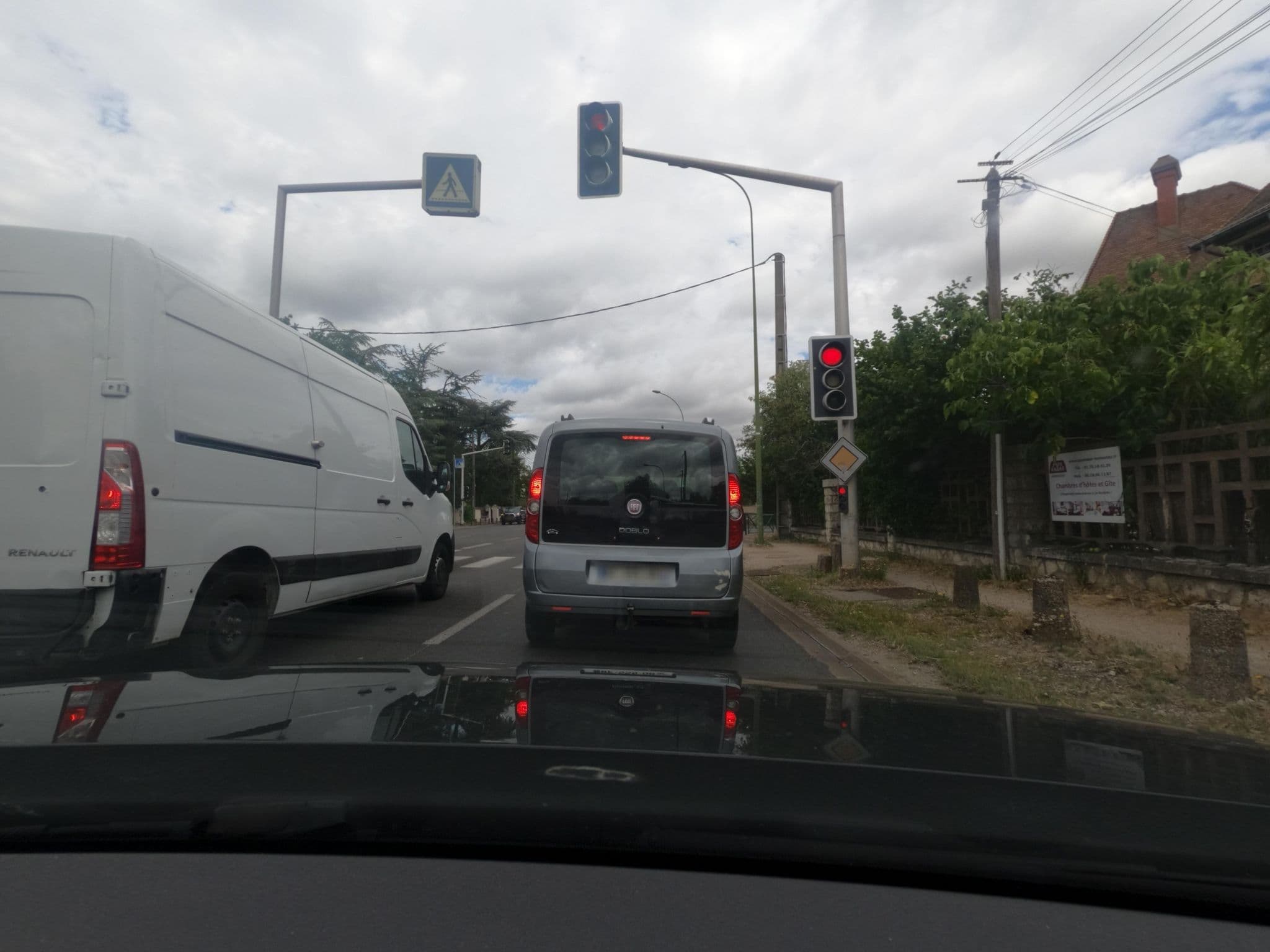Street view near Apakabar Homestay, gîte et chambre d'hôtes Melun, Dammarie-les-Lys — © uwekoch (CC BY-SA · Mapillary)