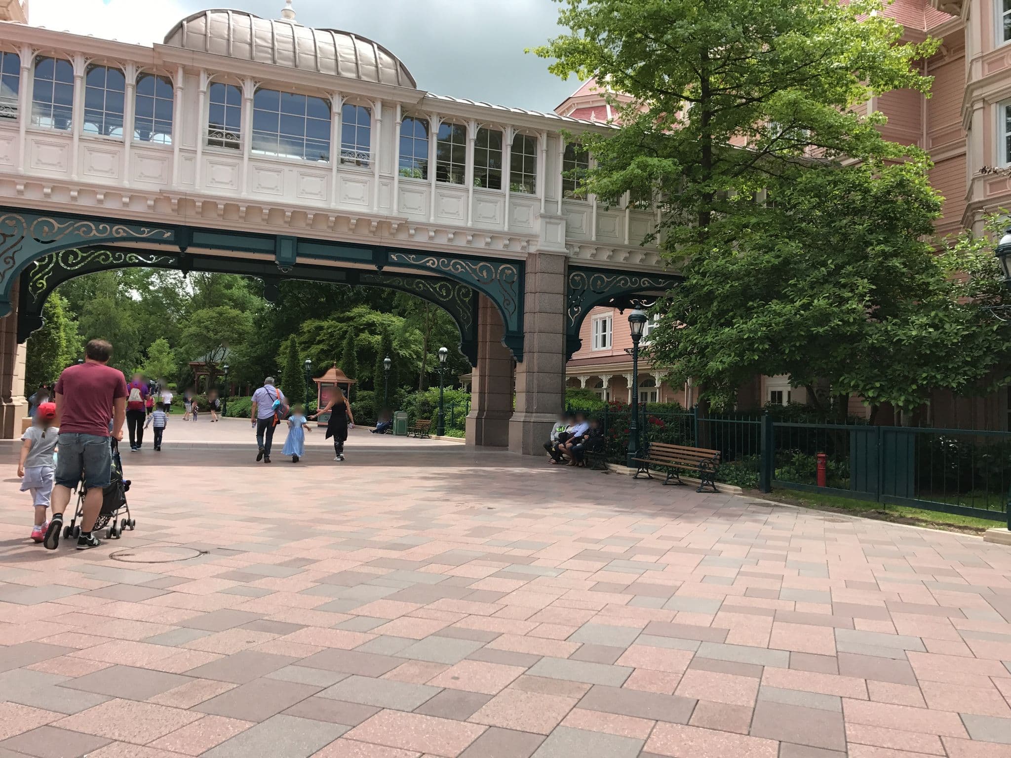 Street view near Disneyland Hotel Spa by Clarins, Chessy — © thepriben (CC BY-SA · Mapillary)