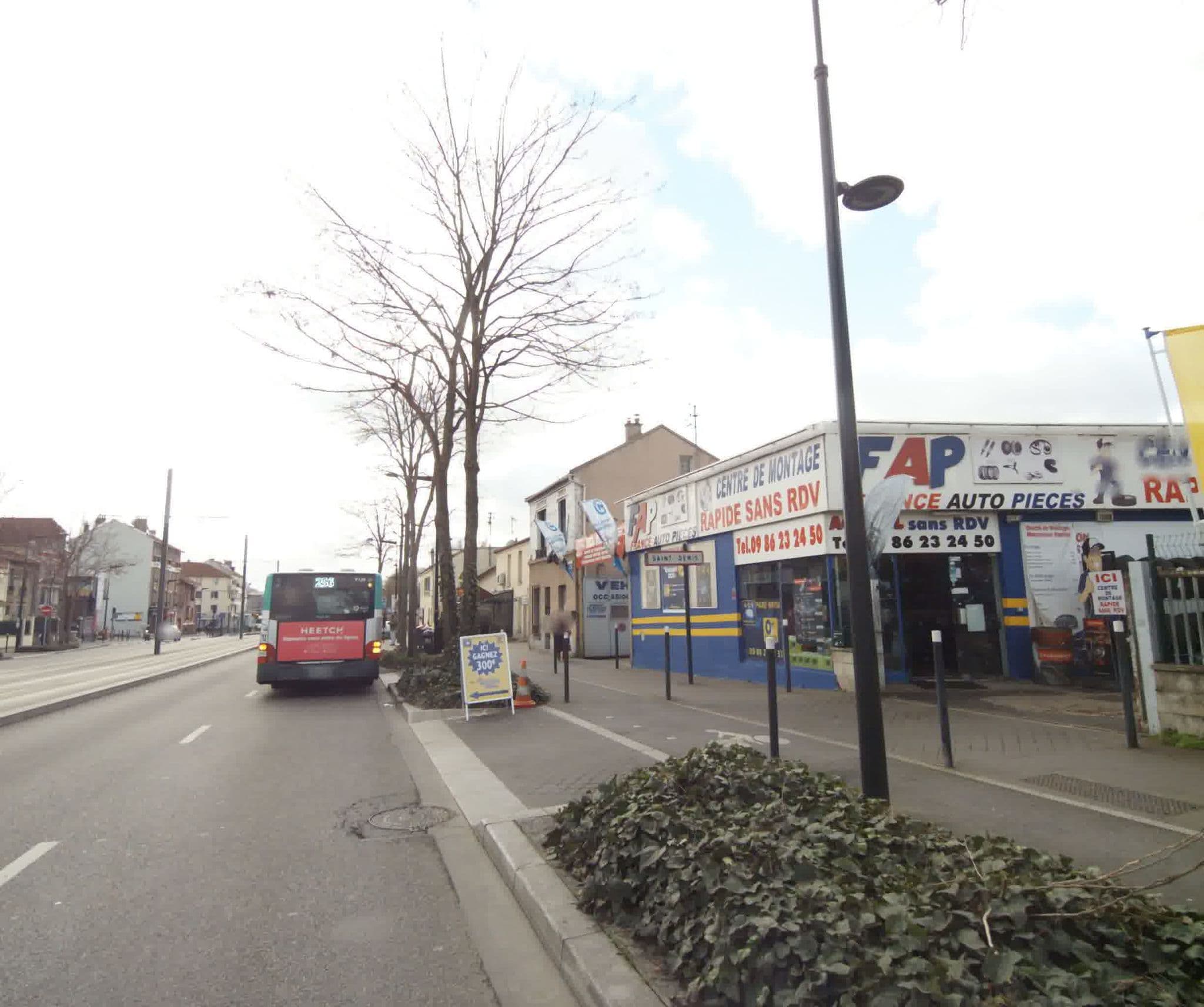 Street view near Hotel Le Relax, Saint-Denis — © sogefi (CC BY-SA · Mapillary)