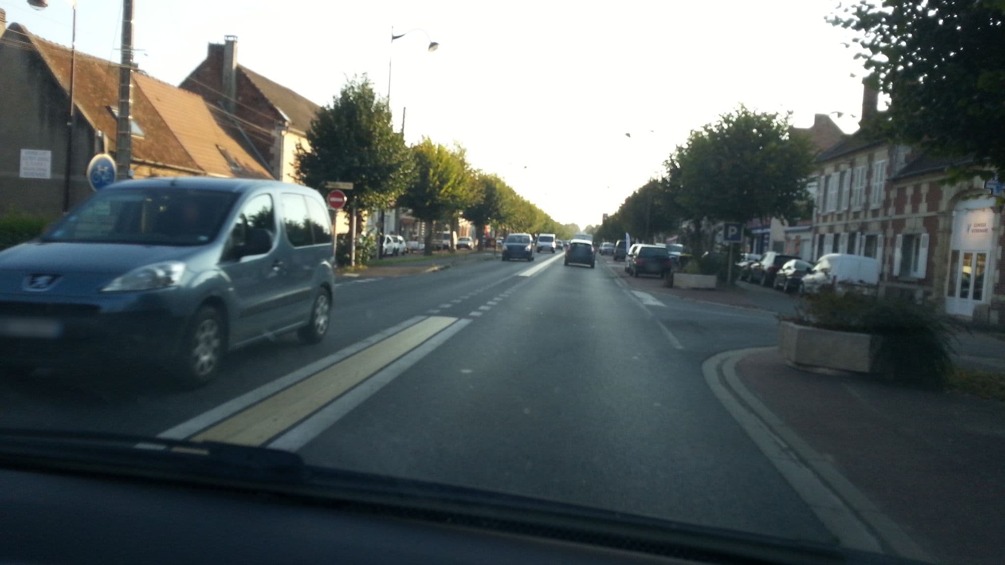 Street view near Auberge Moulin Brulé, Estrées-Saint-Denis — © kobold (CC BY-SA · Mapillary)