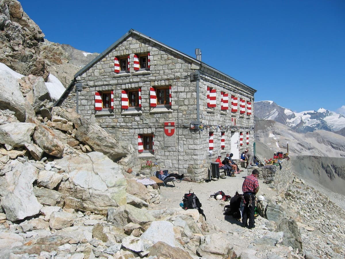 Rothornhütte (via Wikimedia Commons, CC BY-SA 3.0)