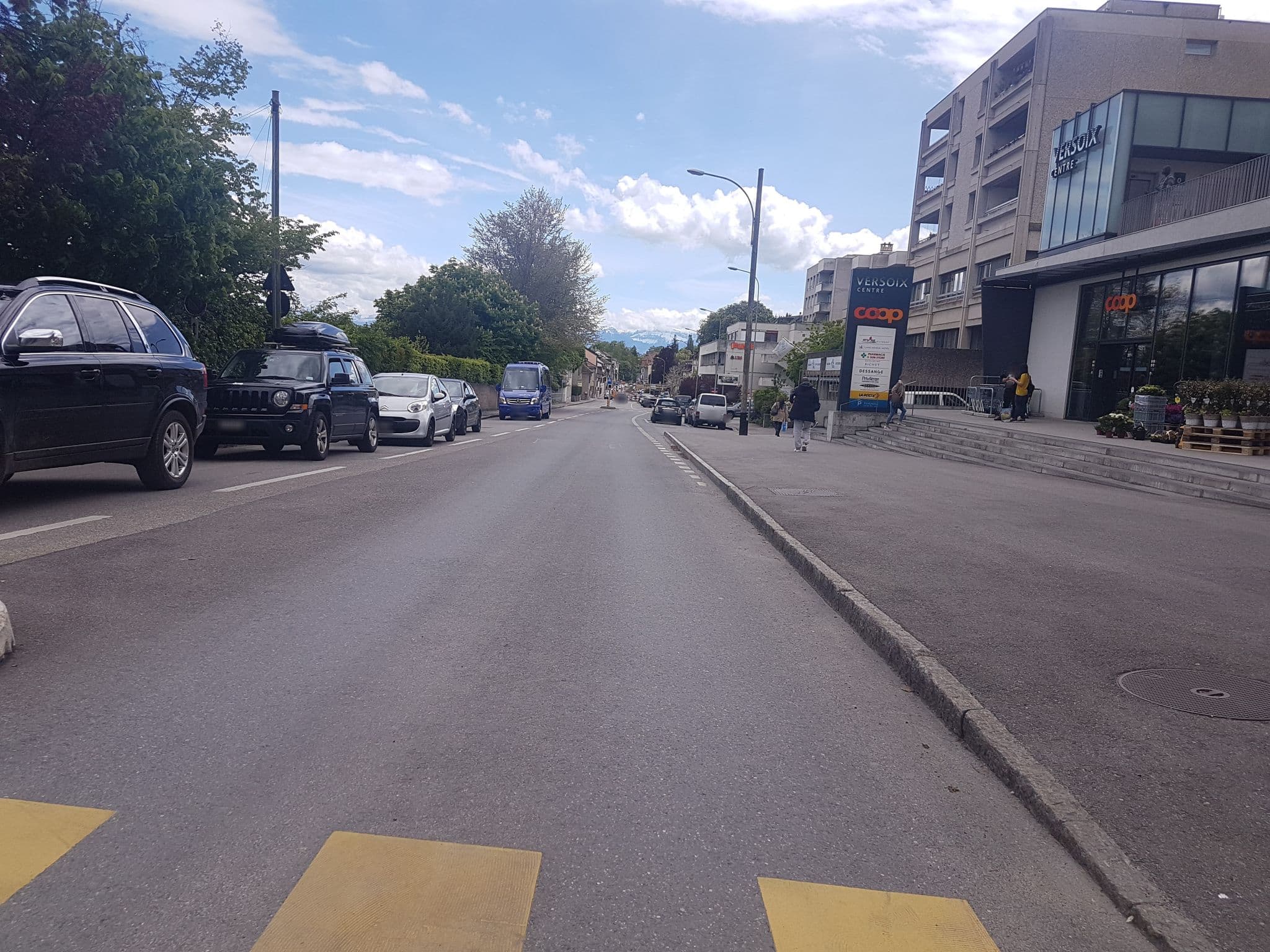 Street view near Lake Geneva Hotel, Ferney-Voltaire — © changchun1 (CC BY-SA · Mapillary)