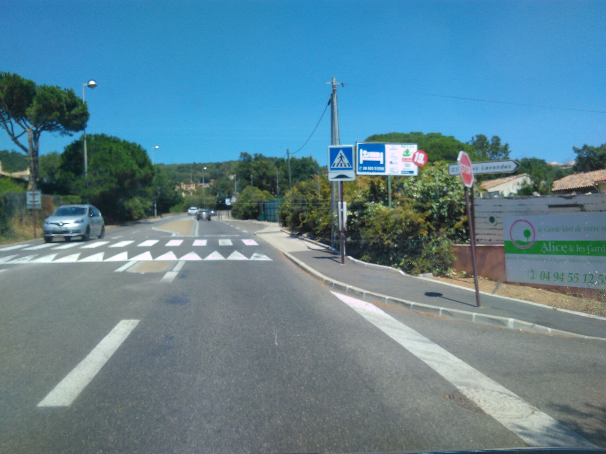 Street view near NavyNet Hotel, La Croix-Valmer — © mknight (CC BY-SA · Mapillary)