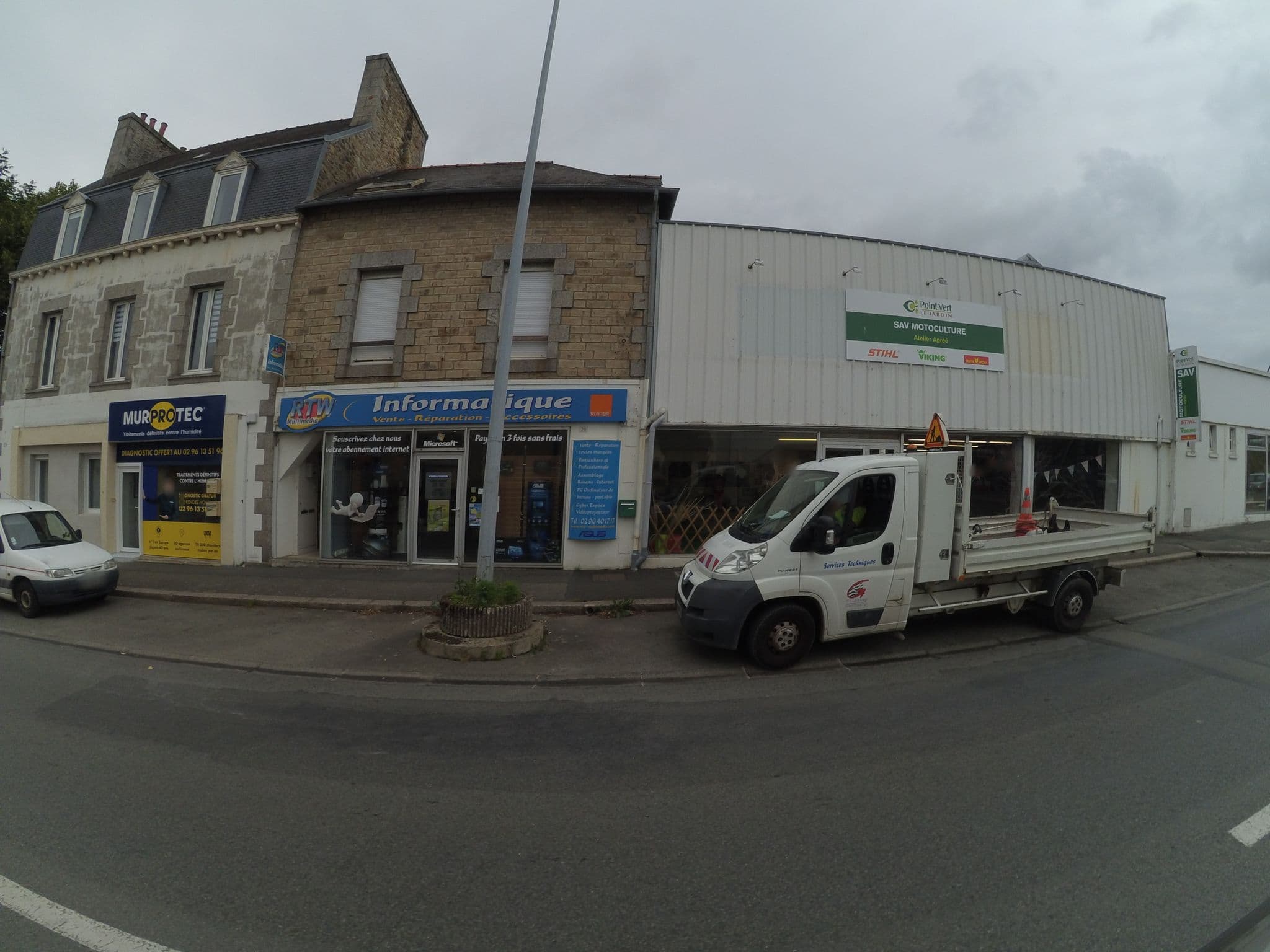 Street view near Maison d'hôtes La Suite 27 & atelier boutique, Guingamp — © stephanep (CC BY-SA · Mapillary)