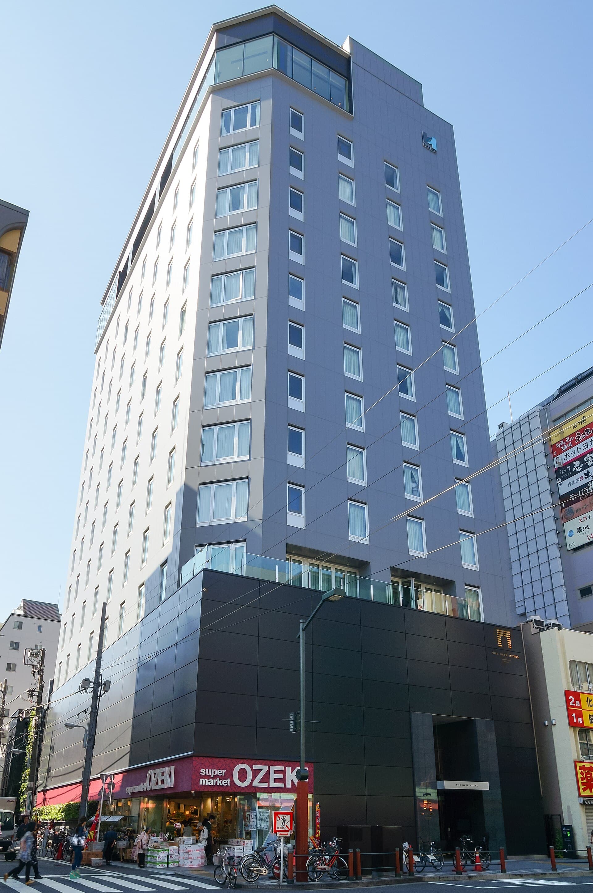 THE GATE HOTEL 雷門 by HULIC (via Wikimedia Commons, CC BY-SA 4.0)