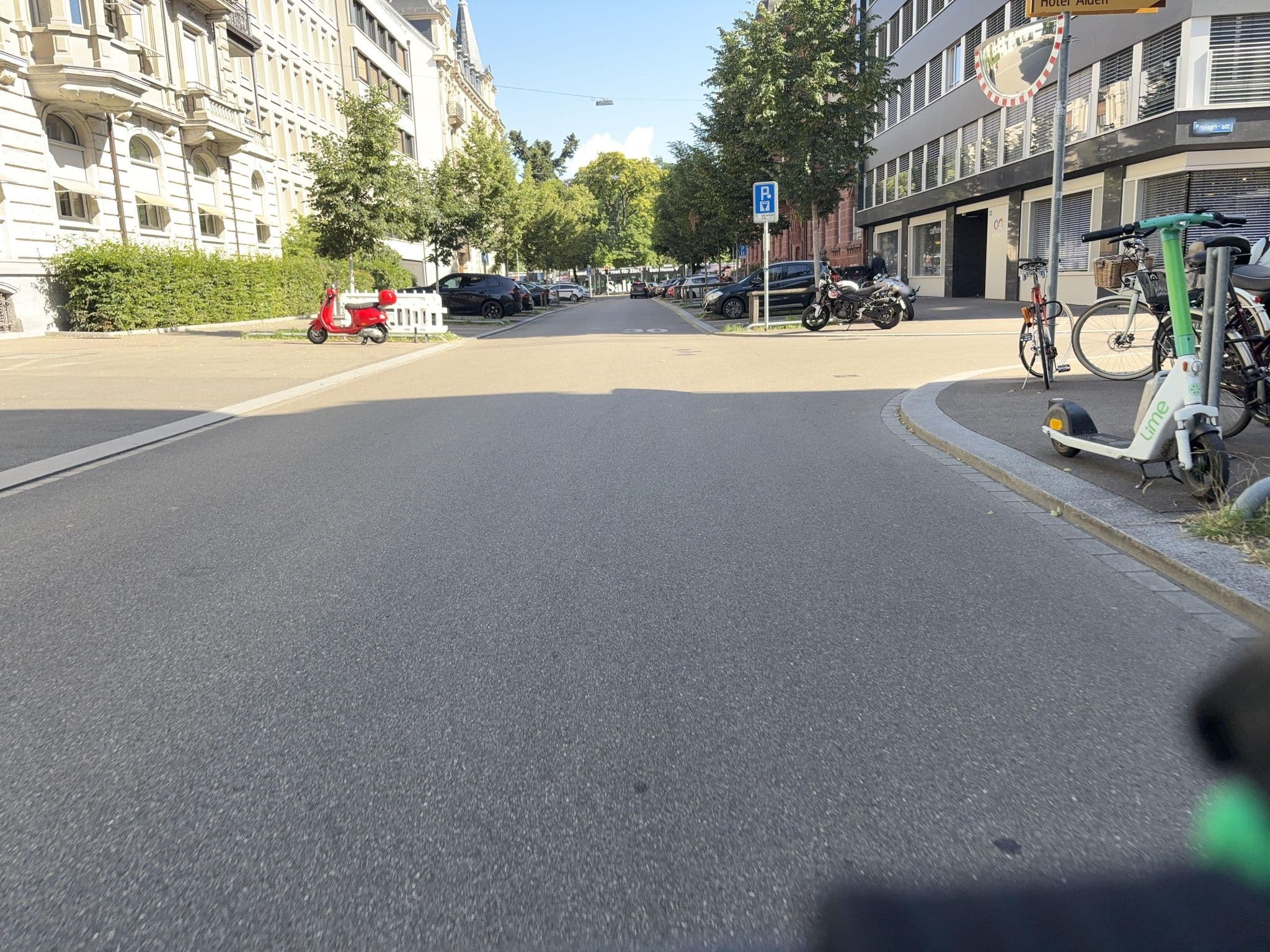 Street view near Alden Suite Hotel Splügenschloss, Zürich (Kreis 2) / Enge — © caglarpmeta (CC BY-SA · Mapillary)