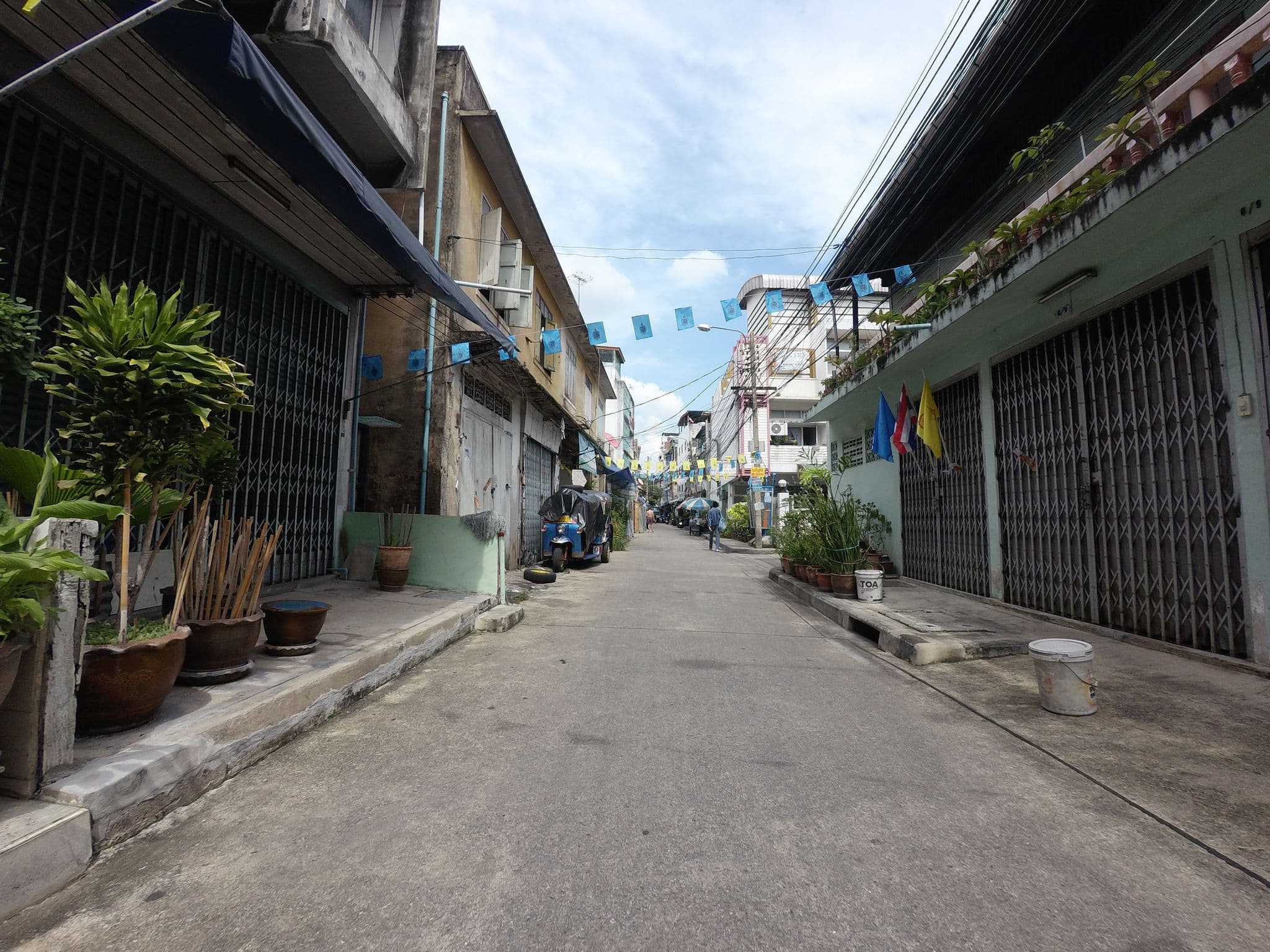 Street view near Thana Wisut Hotel, Phra Nakhon