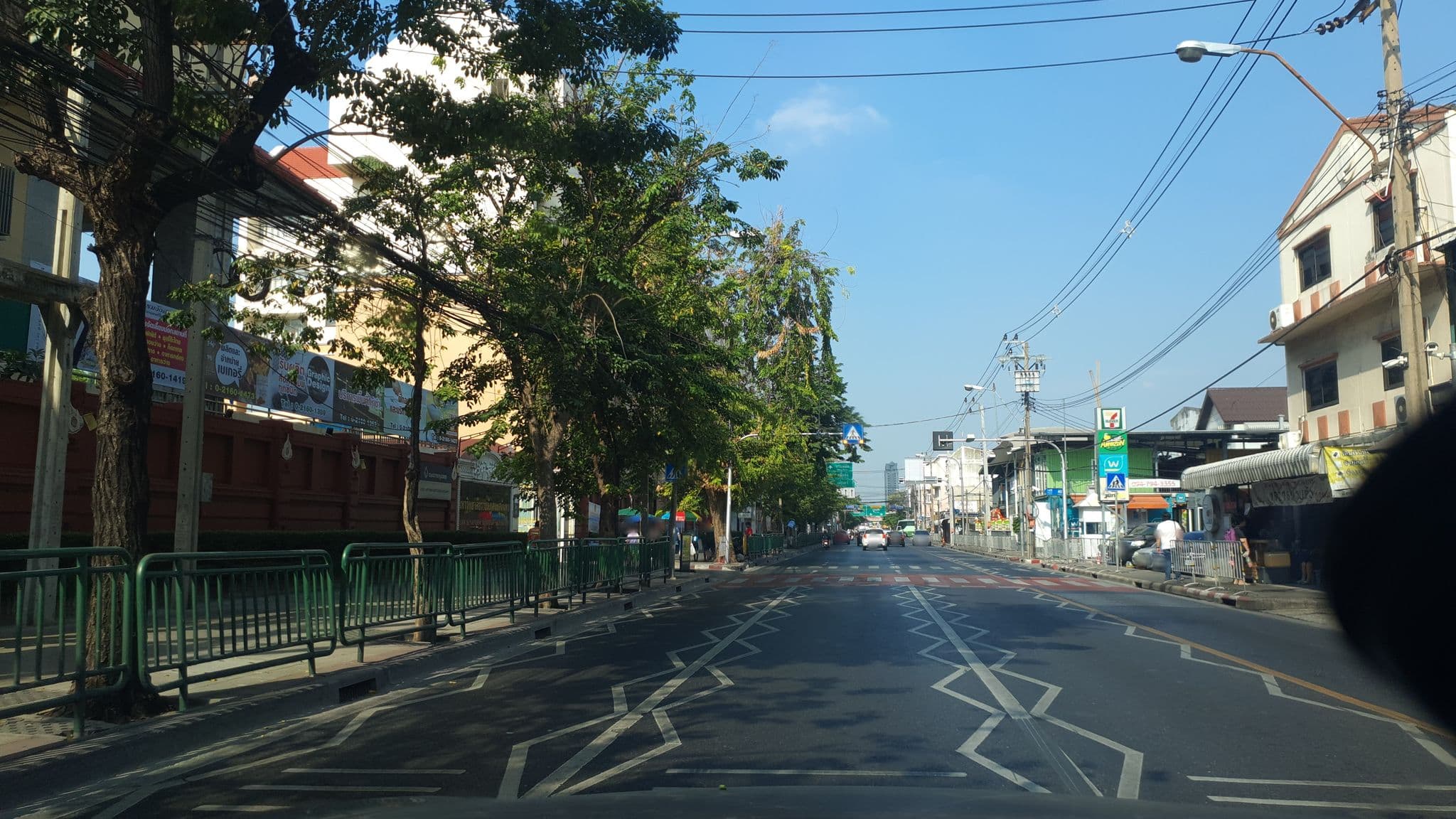 Street view near Suan Sunandha Palace Hotel, Dusit — © jrcarlsen (CC BY-SA · Mapillary)