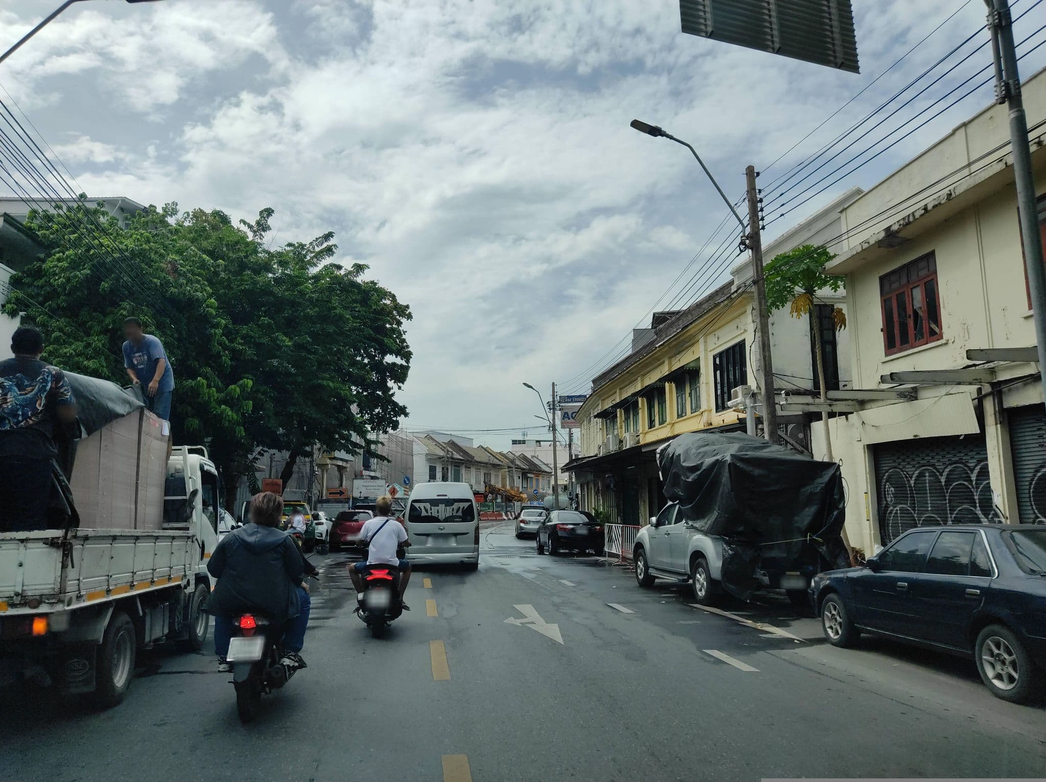 Street view near Villa Bangkok Hotel, Bangkok — © sawanshariar (CC BY-SA · Mapillary)
