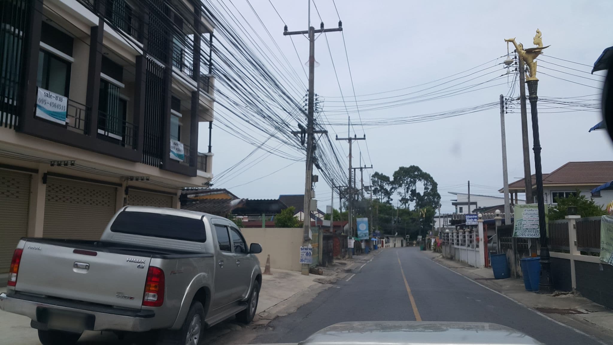 Street view near นาว คาเฟ่ แอนด์ โฮลเทล (NOW Cafe & Hostel), Ban Chang — © jrcarlsen (CC BY-SA · Mapillary)