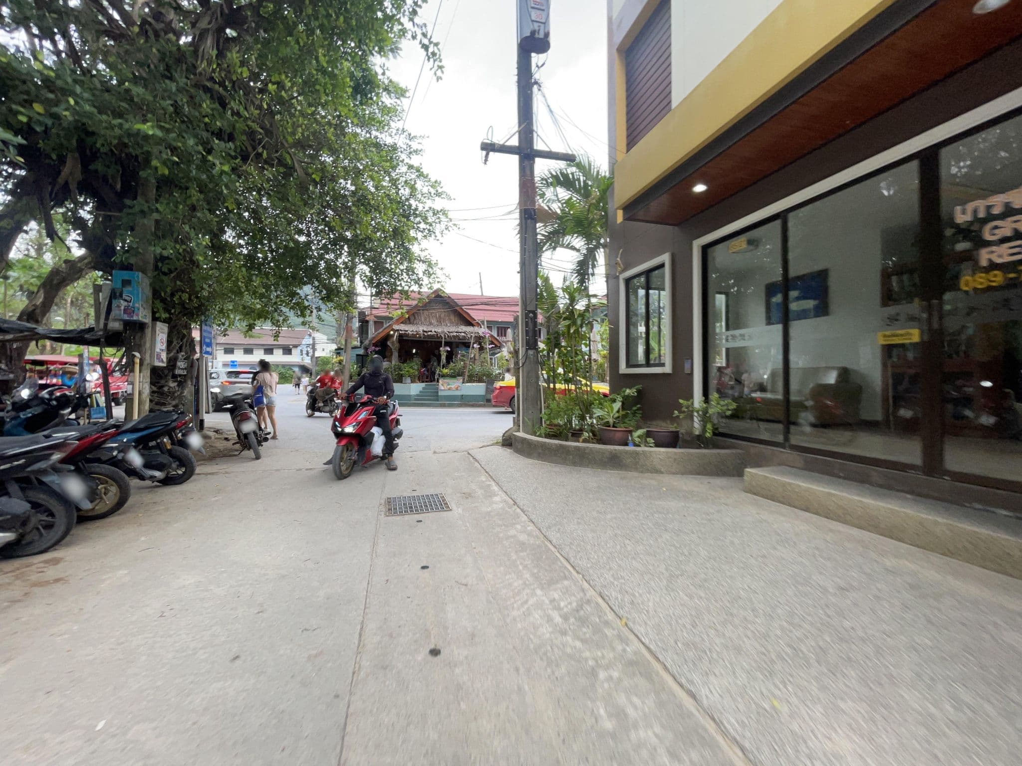 Street view near Ginis Beach Resort, Ban Kamala — © ser9ei999 (CC BY-SA · Mapillary)