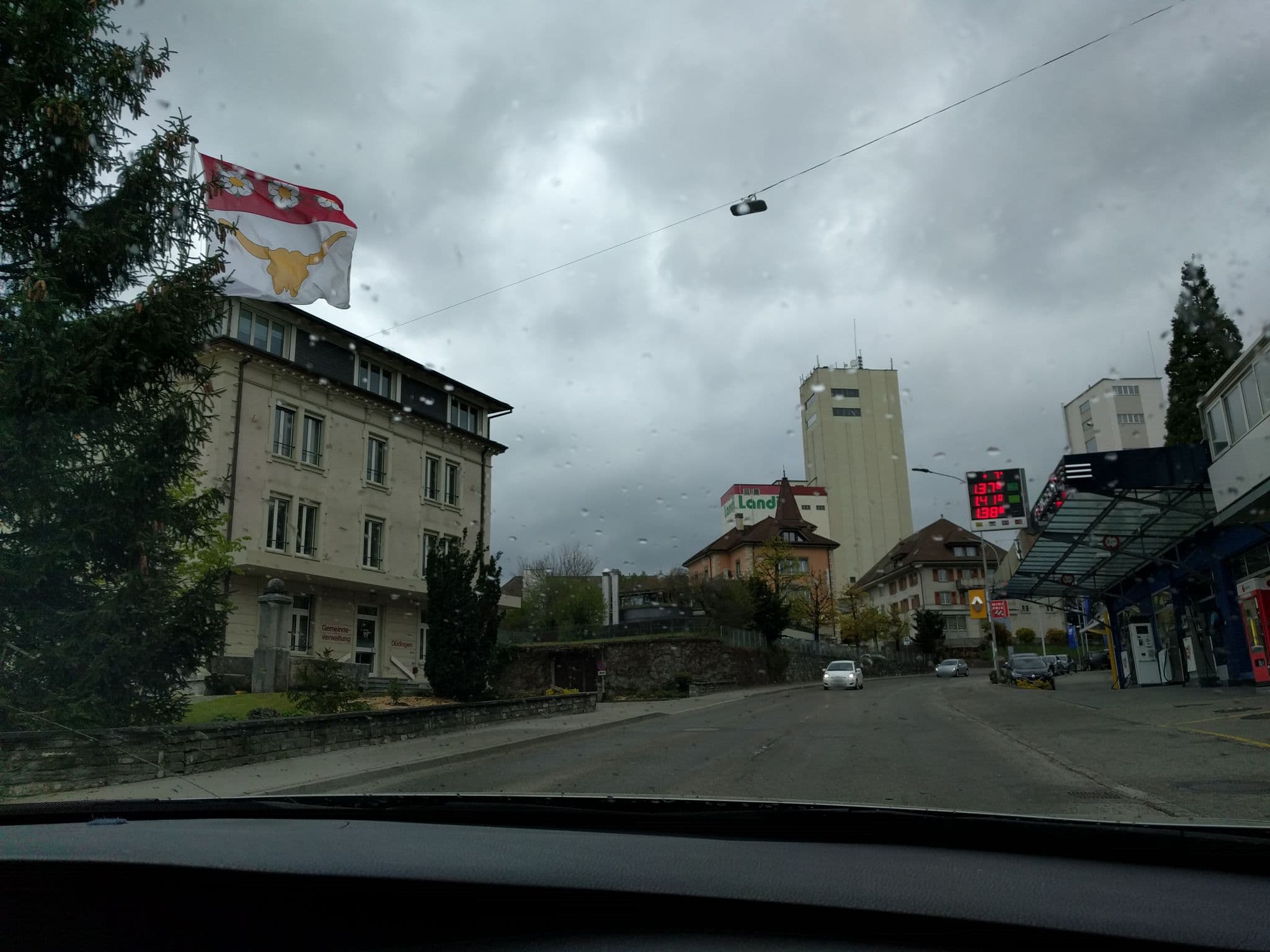 Street view near Hotel Central, Düdingen — © wakefred (CC BY-SA · Mapillary)