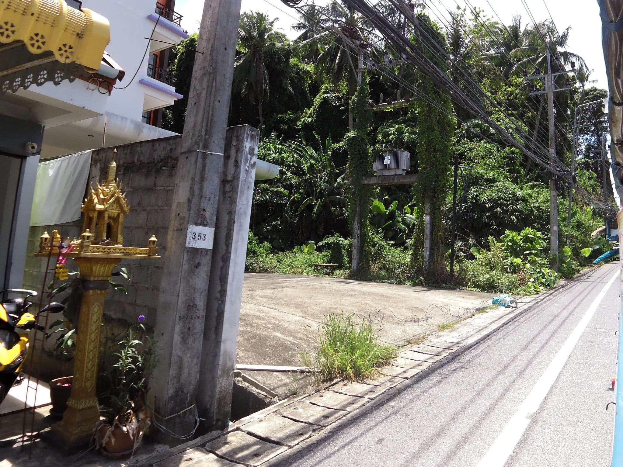 Street view near Golden Paradise Hotel, Ban Karon — © skillsy (CC BY-SA · Mapillary)