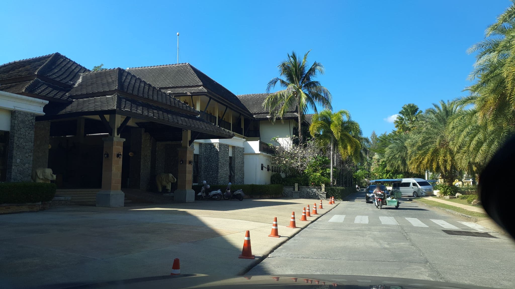 Street view near Seaview Resort KhaoLak (ซีวิว รีสอร์ท เขาหลัก), Ban Khao Lak