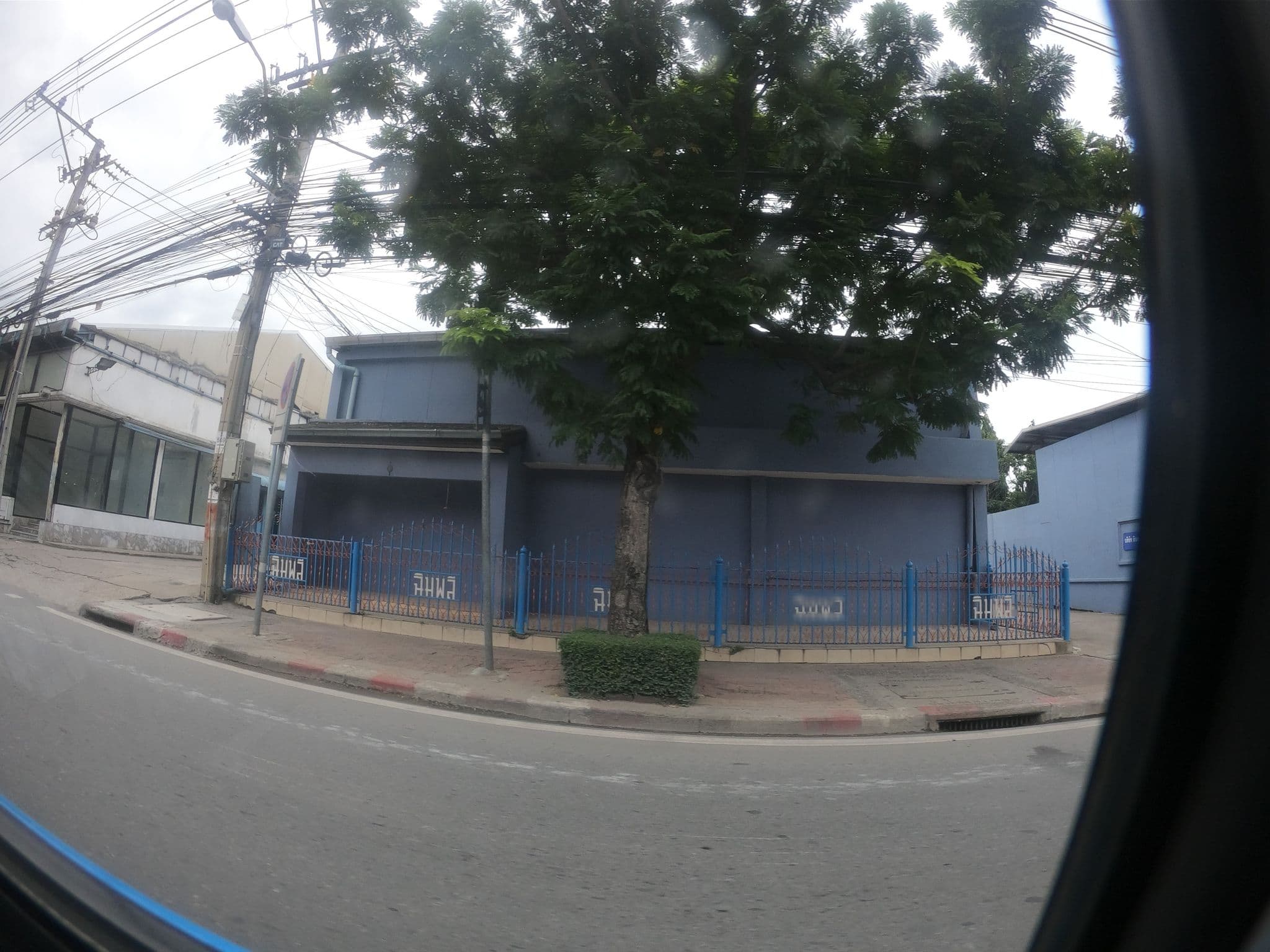 Street view near Chimplee Hotel, Ban Khlong Sakae — © ozflor (CC BY-SA · Mapillary)