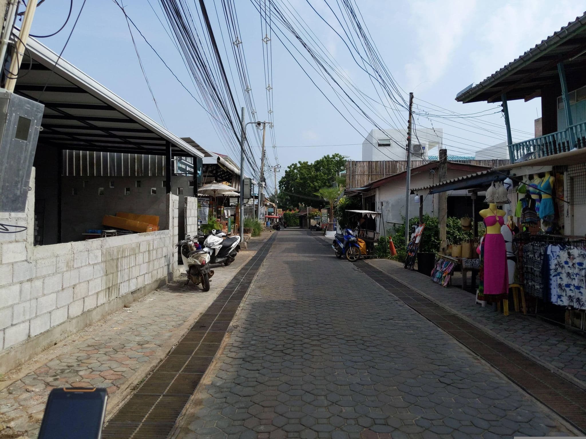 Street view near Sea beach Koh Larn 2 Hotel, Ban Ko Lan — © UughoTh0 (CC BY-SA · Mapillary)
