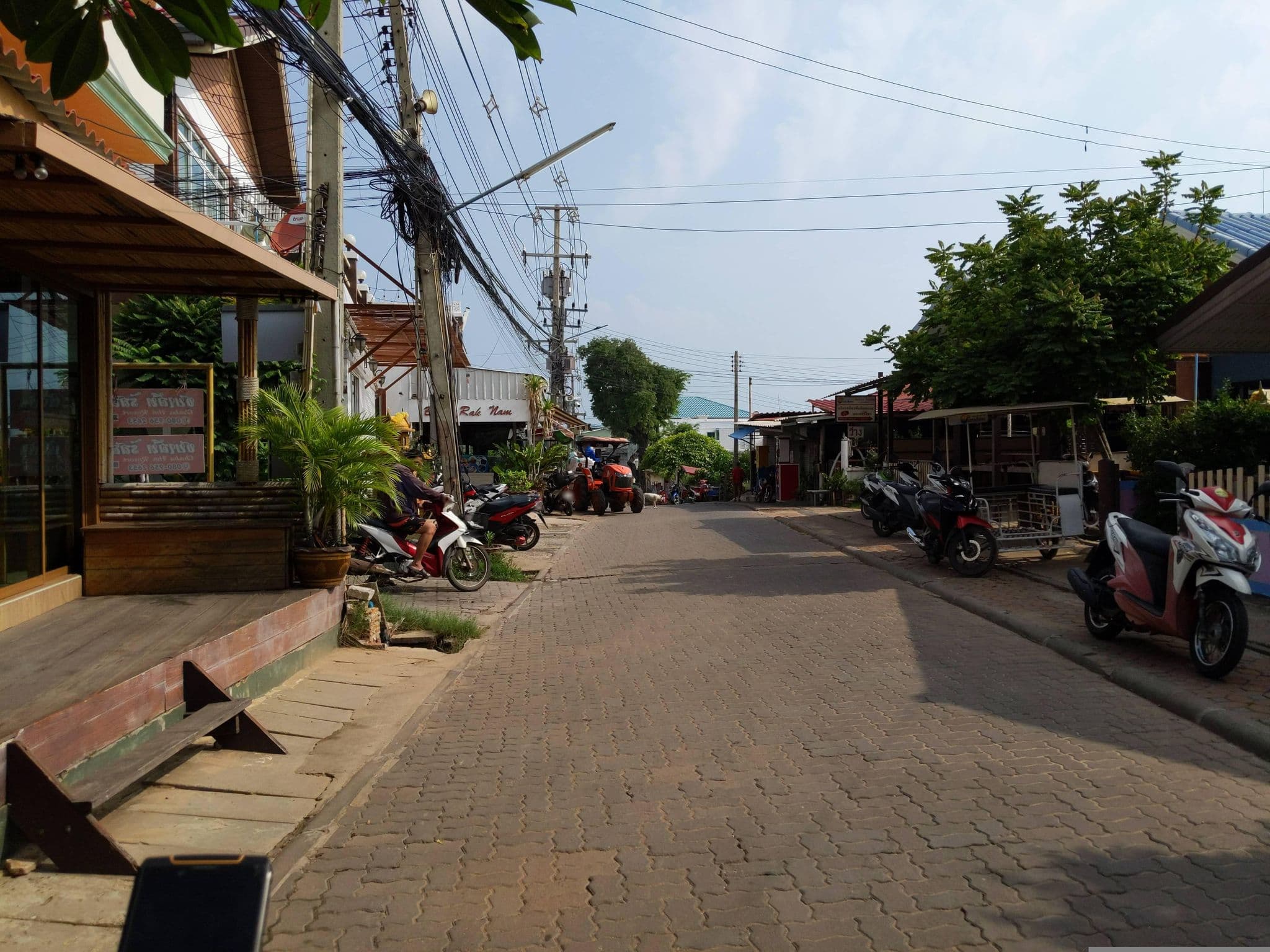 Street view near แน่งน้อย รีสอร์ท (Naengnoi resort), Ban Ko Lan — © UughoTh0 (CC BY-SA · Mapillary)